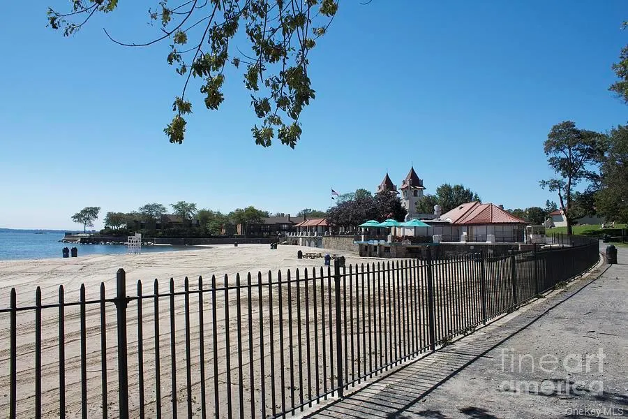 Rye Oakland Beach with waterfront restaurants Rye Oakland Beach with waterfront restaurants