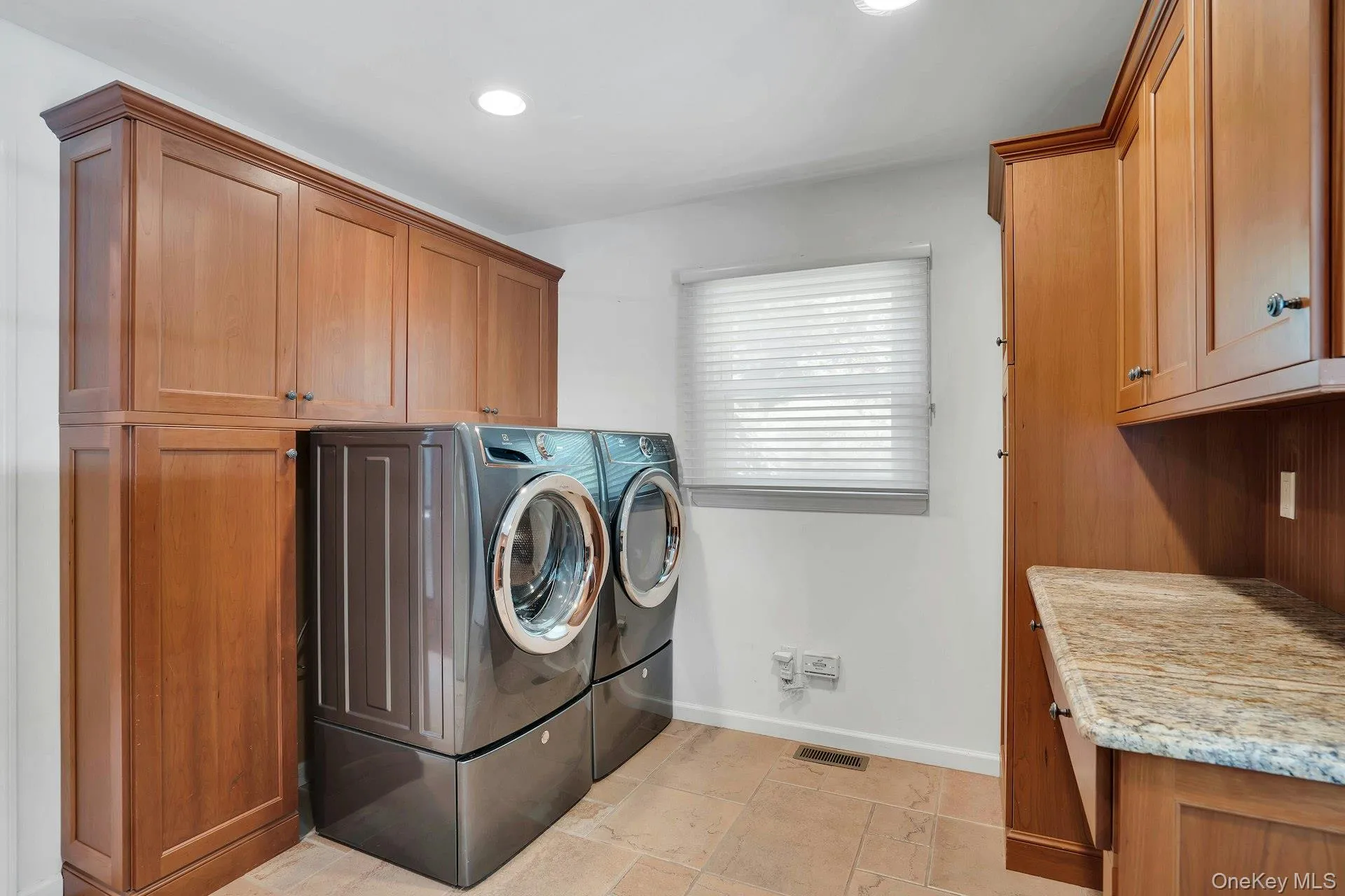 Separate laundry room/mud room right off kitchen from driveway. Separate laundry room/mud room right off kitchen from driveway.