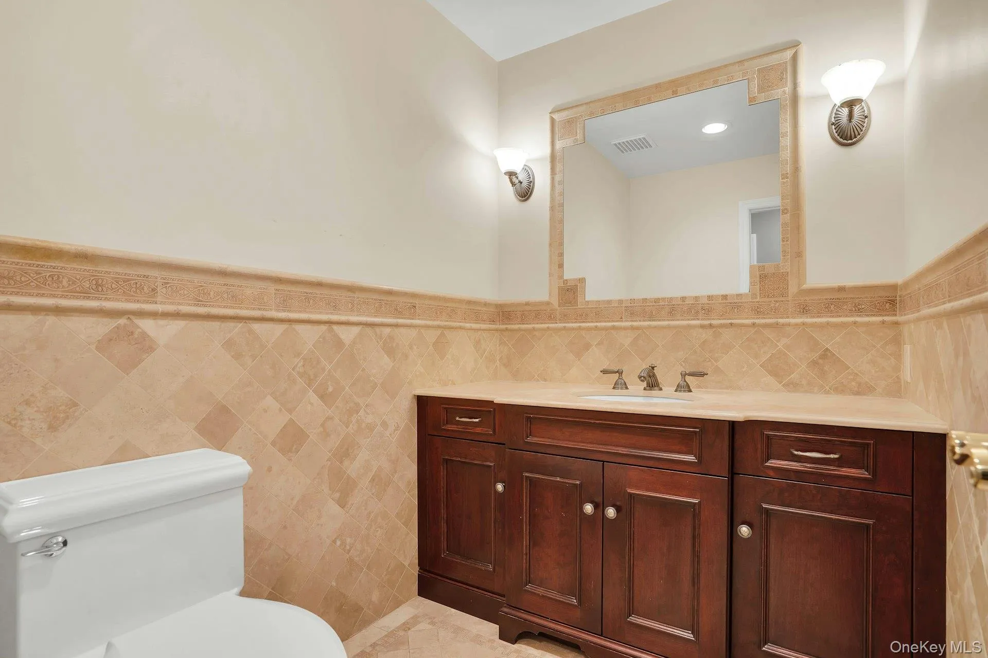 Half Bathroom on the first floor. Half Bathroom on the first floor.