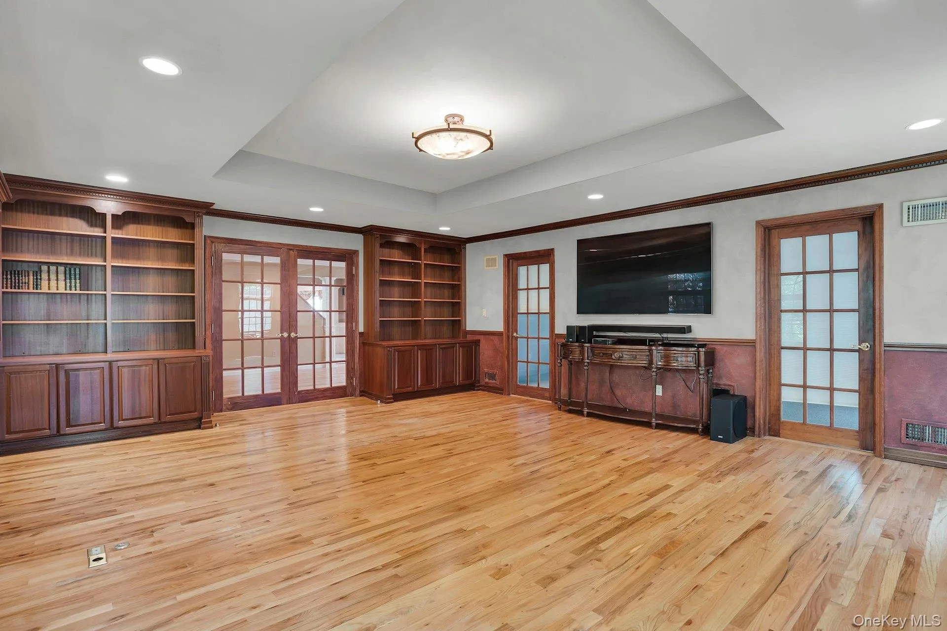 2 Glass doors lead to 2 bedrooms. 2 Glass doors lead to 2 bedrooms.