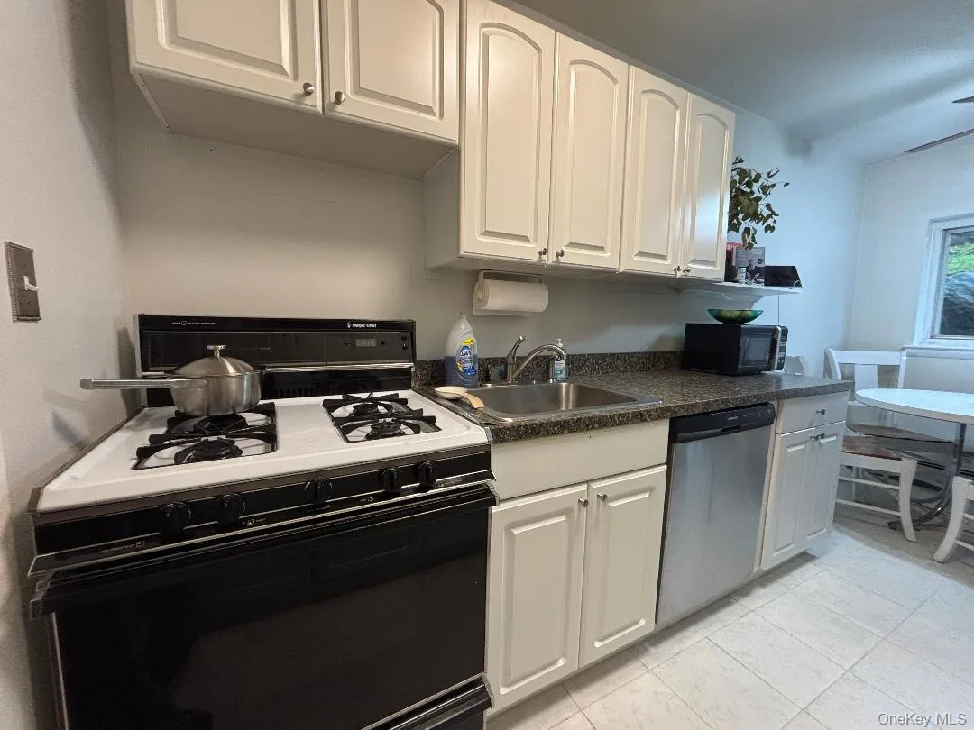2333 Palmer Avenue, New Rochelle, NY, 2 Bedrooms Bedrooms, 6 Rooms Rooms,1 BathroomBathrooms,Residential,For Rent,Palmer,0,1004309 2333 Palmer Avenue, New Rochelle, NY, 2 Bedrooms Bedrooms, 6 Rooms Rooms,1 BathroomBathrooms,Residential,For Rent,Palmer,0,1004309