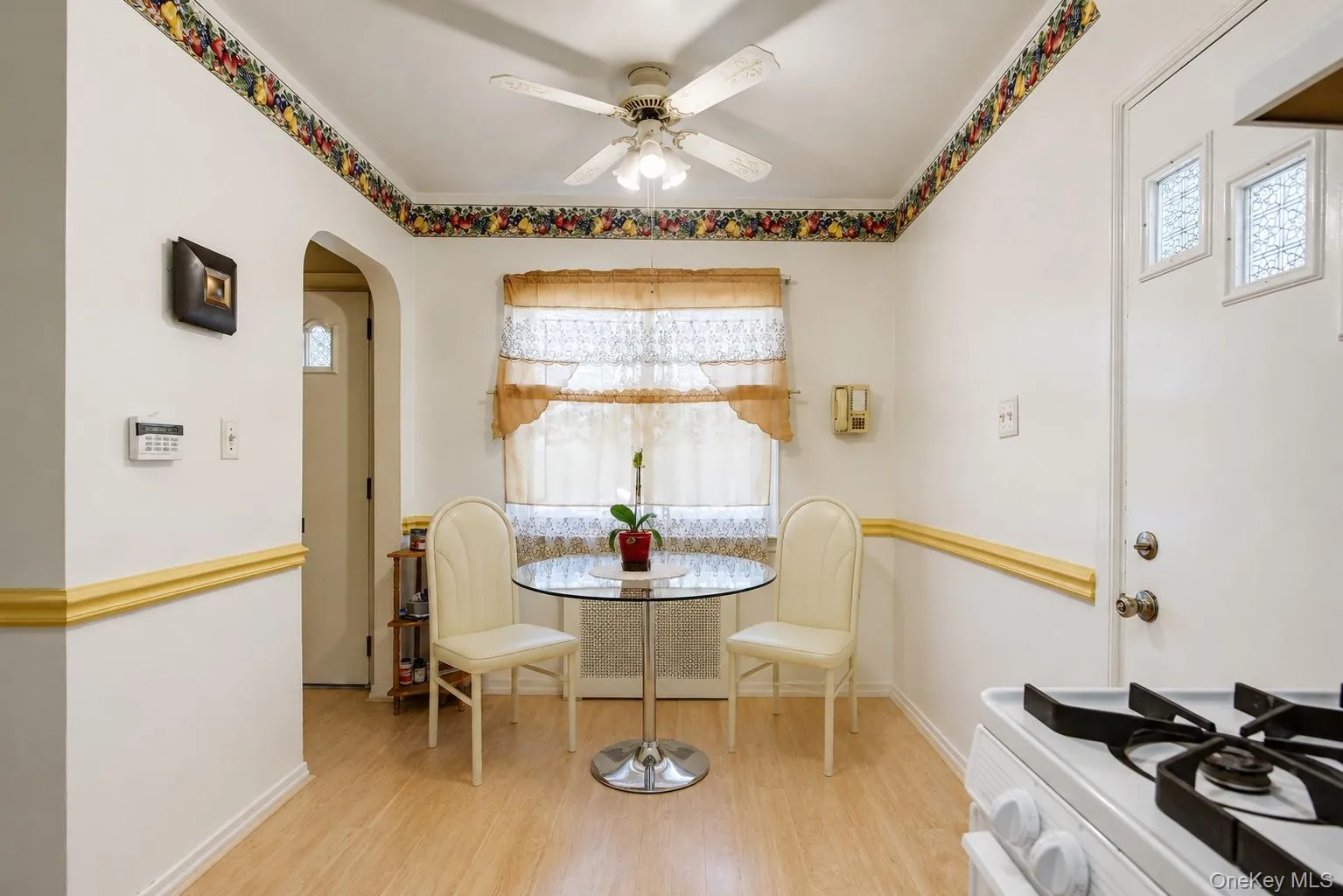 Eat-in-Kitchen w/ Separate Entrance/Access to Driveway & Yard Eat-in-Kitchen w/ Separate Entrance/Access to Driveway & Yard