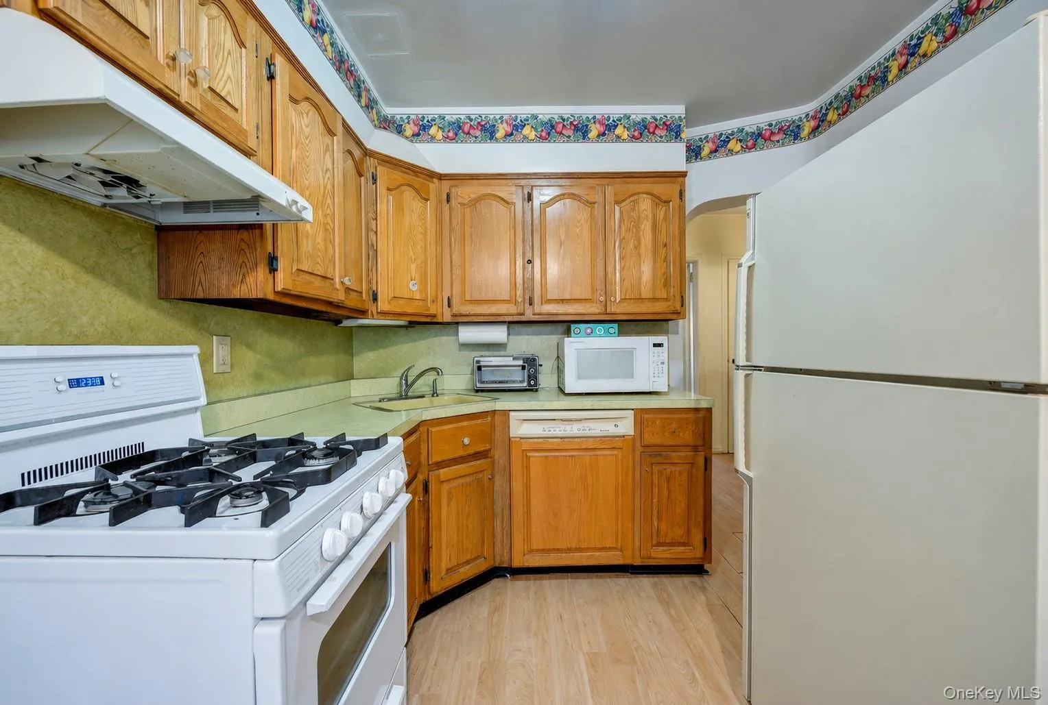 Eat-in-Kitchen w/ Separate Entrance/Access to Driveway & Yard Eat-in-Kitchen w/ Separate Entrance/Access to Driveway & Yard
