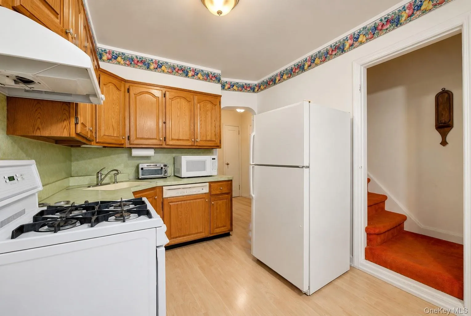 Eat-in-Kitchen w/ Separate Entrance/Access to Driveway & Yard Eat-in-Kitchen w/ Separate Entrance/Access to Driveway & Yard