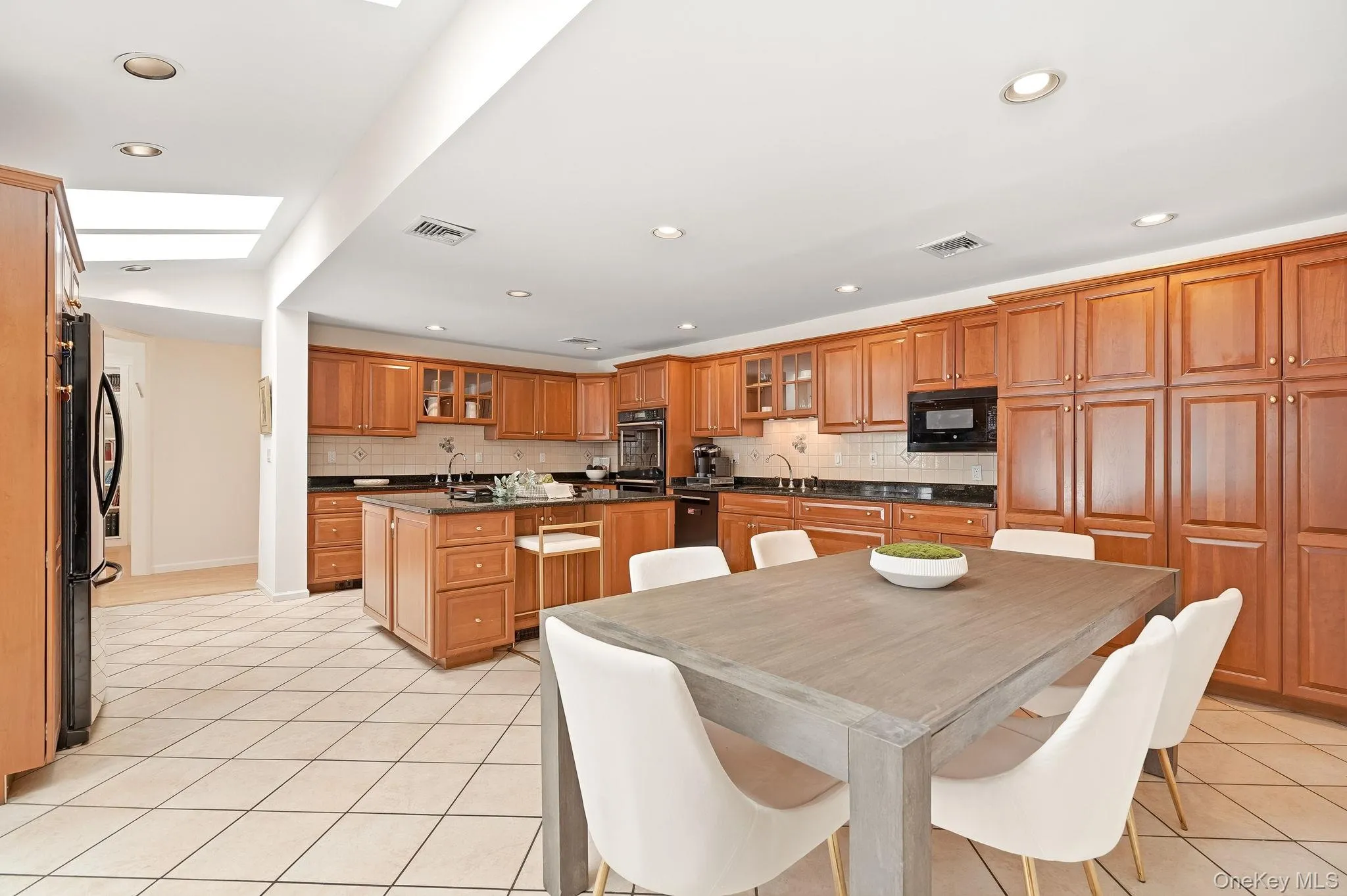Chef’s kitchen with breakfast area and sky lights Chef’s kitchen with breakfast area and sky lights