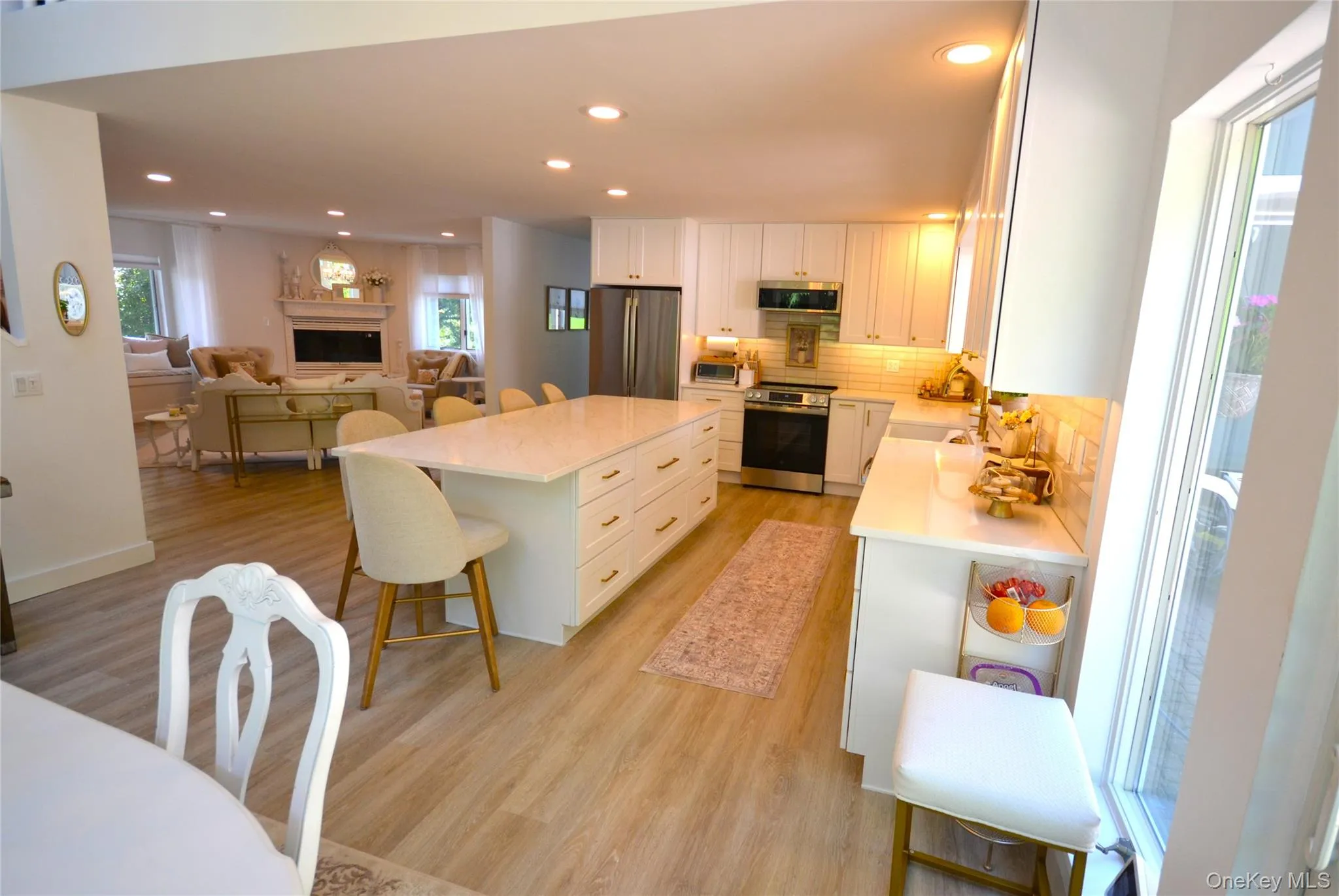 Open floor plan from dinning room to family room via kitchen Open floor plan from dinning room to family room via kitchen