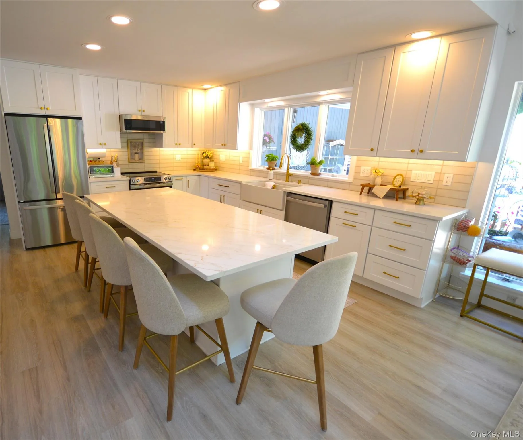 Beautiful Quartz counter tops. Center island. Beautiful Quartz counter tops. Center island.