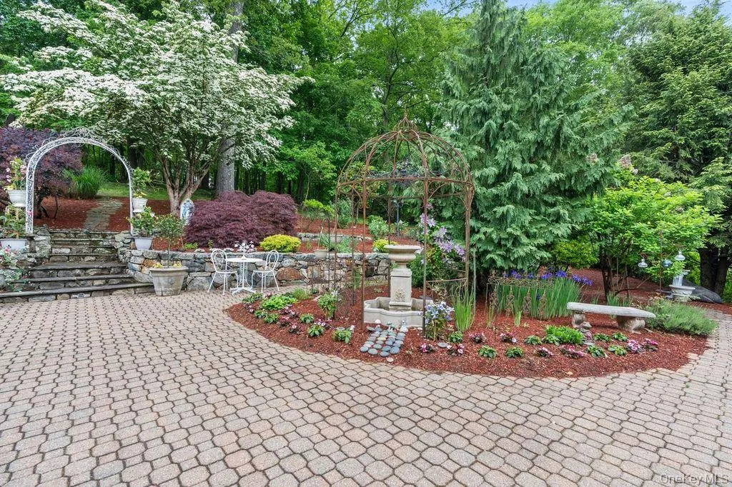 Beautiful private and lush landscaping. Beautiful private and lush landscaping.