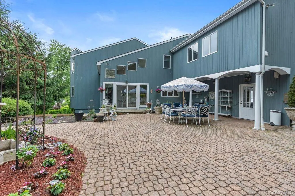Large and partially covered entertaining area. Sliding glass doors of dinning room. Large and partially covered entertaining area. Sliding glass doors of dinning room.