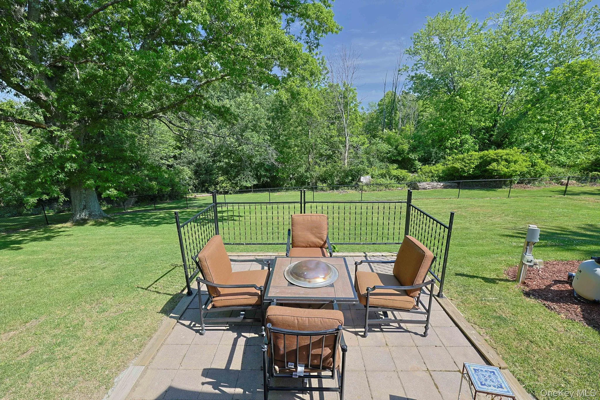 Additional seating area on the patio. Additional seating area on the patio.