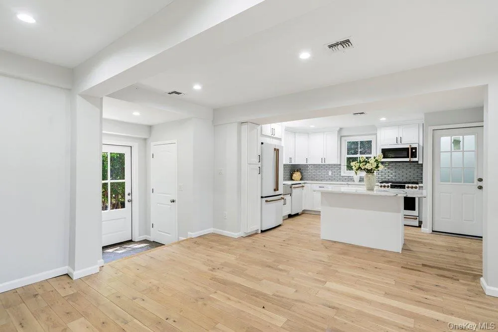 17 Tatterson Street, North Hempstead, NY, 2 Bedrooms Bedrooms, 7 Rooms Rooms,3 BathroomsBathrooms,Residential,For Rent,Tatterson,0,1004381 17 Tatterson Street, North Hempstead, NY, 2 Bedrooms Bedrooms, 7 Rooms Rooms,3 BathroomsBathrooms,Residential,For Rent,Tatterson,0,1004381