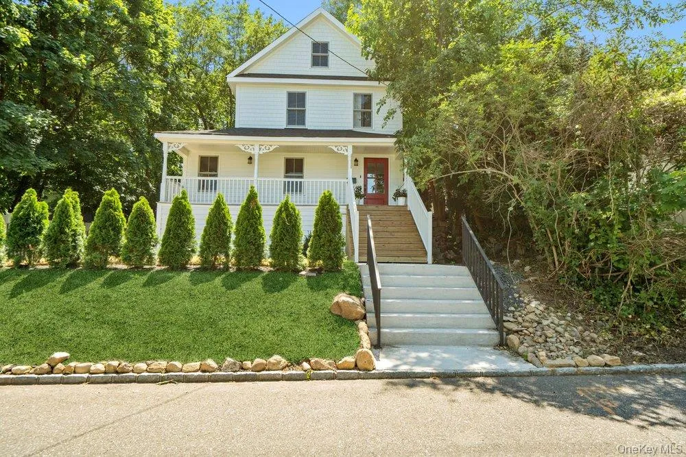 17 Tatterson Street, North Hempstead, NY, 2 Bedrooms Bedrooms, 7 Rooms Rooms,3 BathroomsBathrooms,Residential,For Rent,Tatterson,0,1004381 17 Tatterson Street, North Hempstead, NY, 2 Bedrooms Bedrooms, 7 Rooms Rooms,3 BathroomsBathrooms,Residential,For Rent,Tatterson,0,1004381