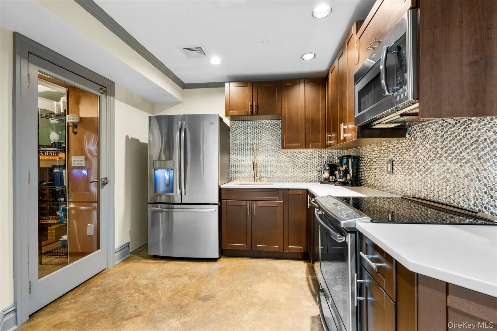 Full kitchen in the basement Full kitchen in the basement