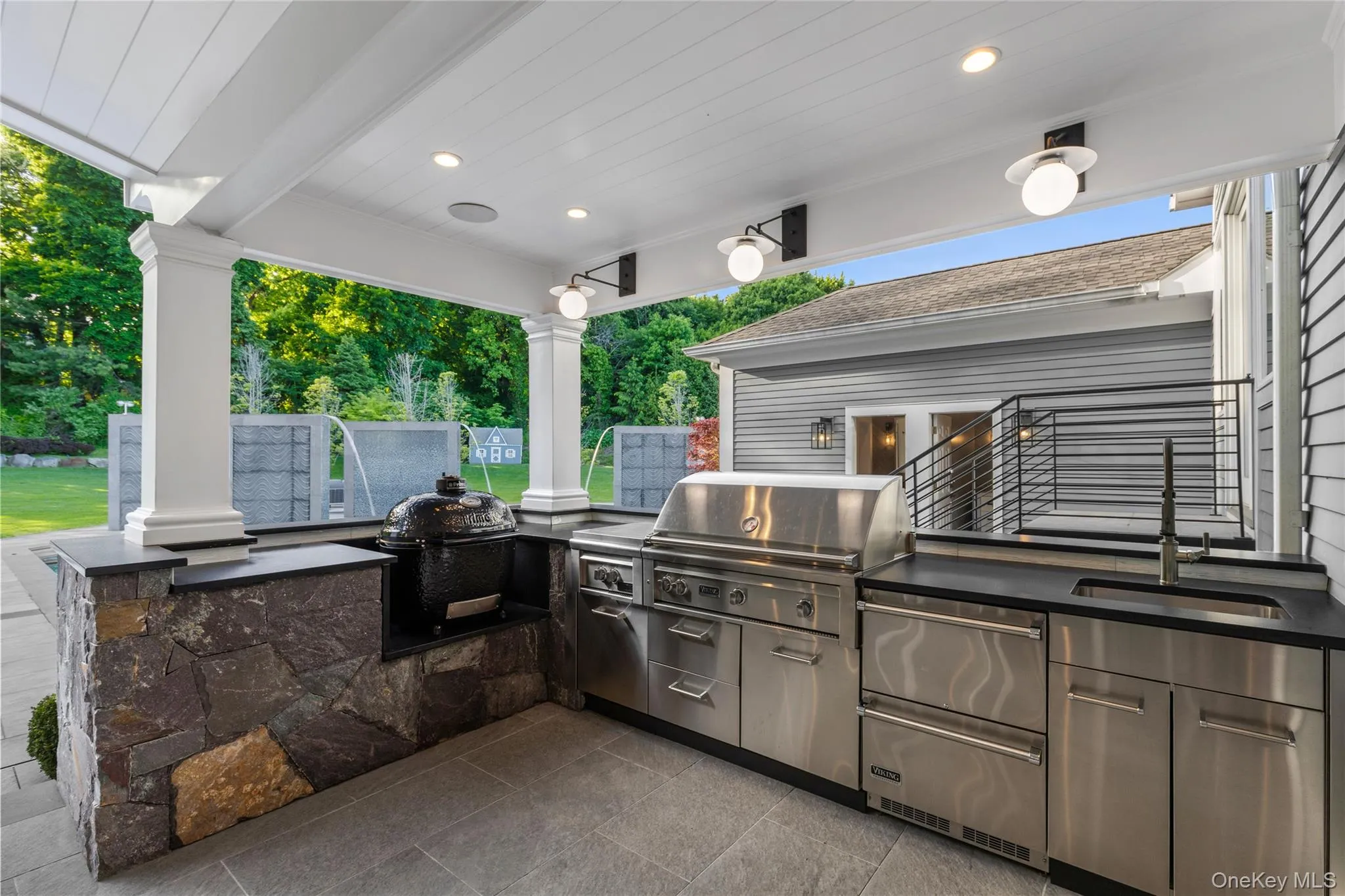 State-of-the-Art outdoor kitchen with ice maker, dishwasher and fridge State-of-the-Art outdoor kitchen with ice maker, dishwasher and fridge