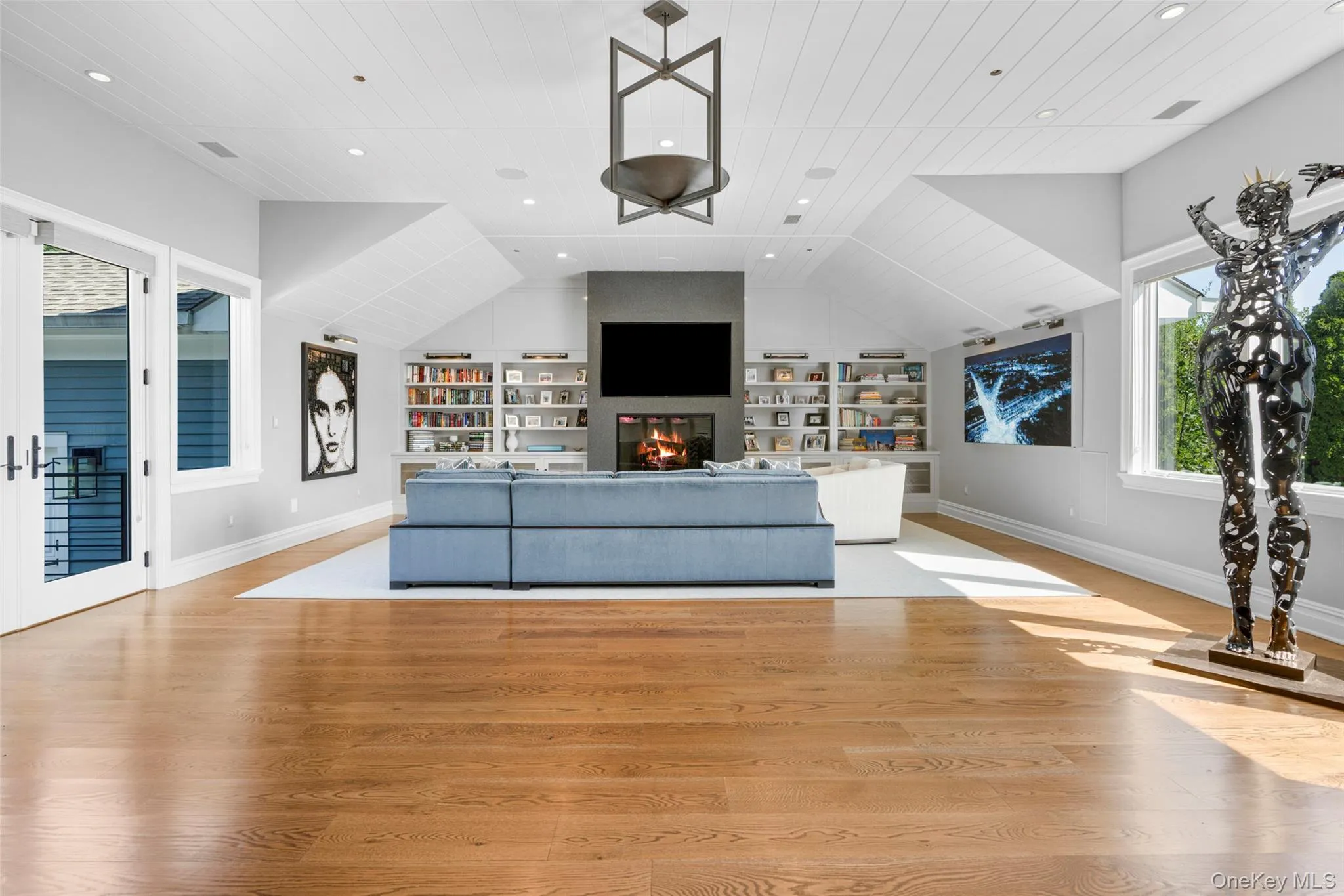 Built in 2020, the stunning family room provides fabulous entertaining space Built in 2020, the stunning family room provides fabulous entertaining space
