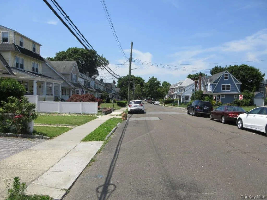 51 Howard Parkway, New Rochelle, NY, 4 Bedrooms Bedrooms, 8 Rooms Rooms,2 BathroomsBathrooms,Residential Lease,For Rent,Howard,0,1004462 51 Howard Parkway, New Rochelle, NY, 4 Bedrooms Bedrooms, 8 Rooms Rooms,2 BathroomsBathrooms,Residential Lease,For Rent,Howard,0,1004462