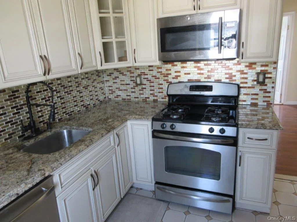 51 Howard Parkway, New Rochelle, NY, 4 Bedrooms Bedrooms, 8 Rooms Rooms,2 BathroomsBathrooms,Residential Lease,For Rent,Howard,0,1004462 51 Howard Parkway, New Rochelle, NY, 4 Bedrooms Bedrooms, 8 Rooms Rooms,2 BathroomsBathrooms,Residential Lease,For Rent,Howard,0,1004462