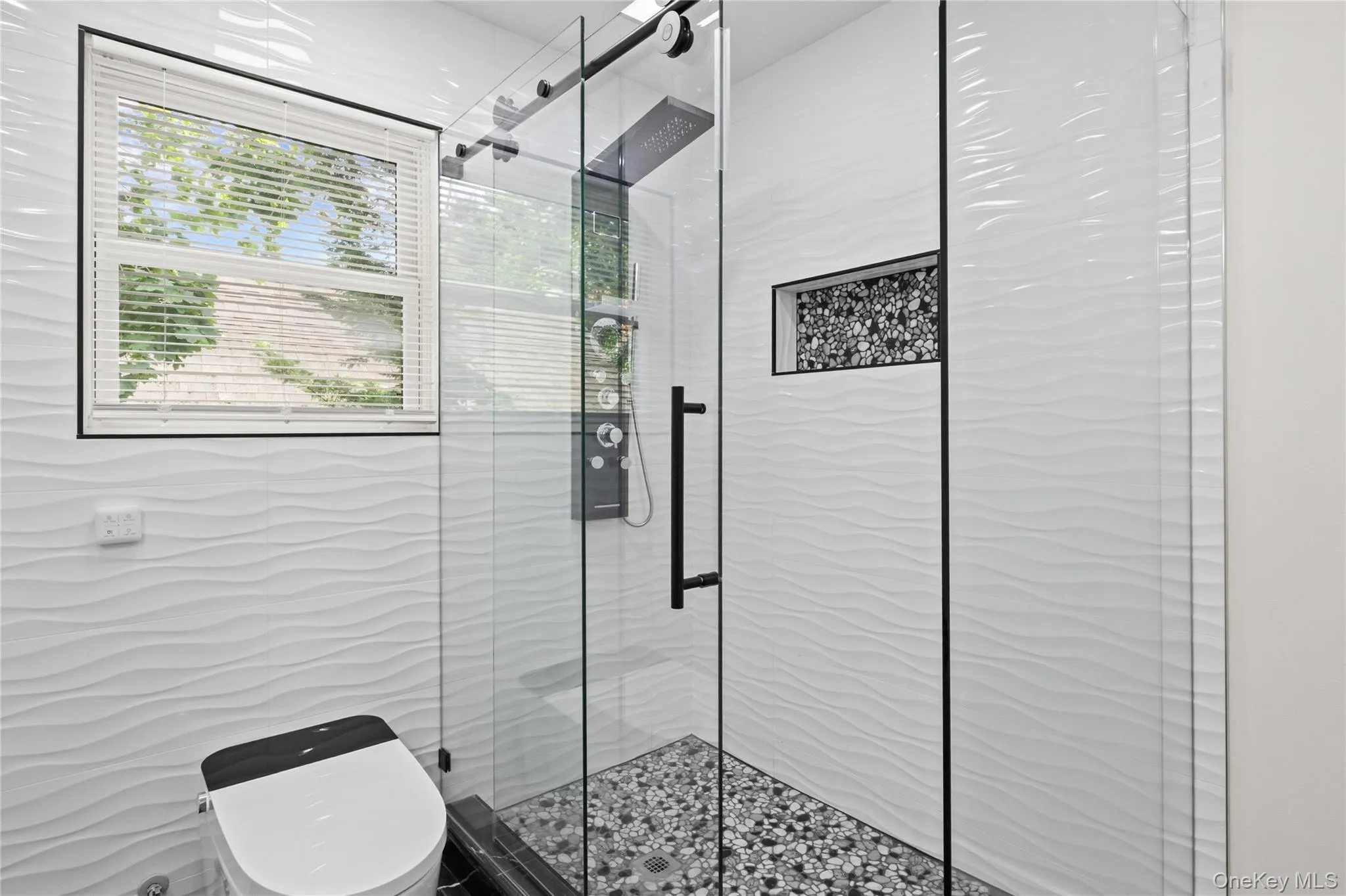 Custom 2nd floor hallway Full Bath (1 of 5 Full baths!) Custom 2nd floor hallway Full Bath (1 of 5 Full baths!)