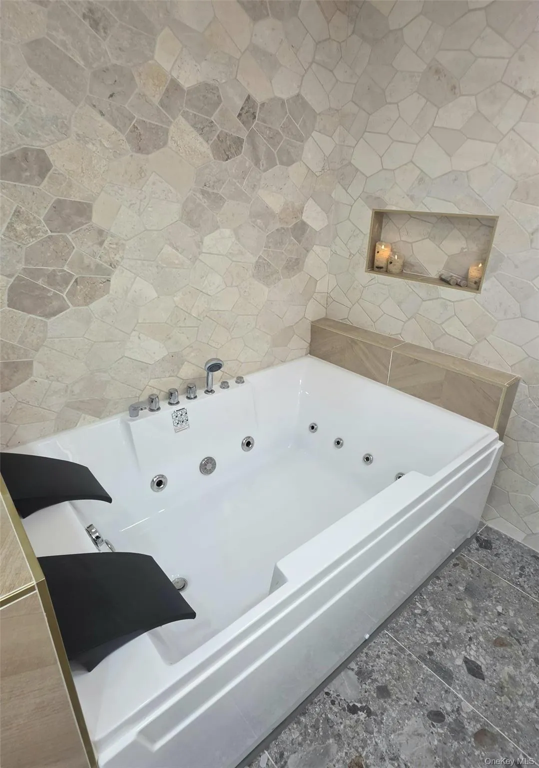 JACUZZI TIME! JACUZZI TIME!