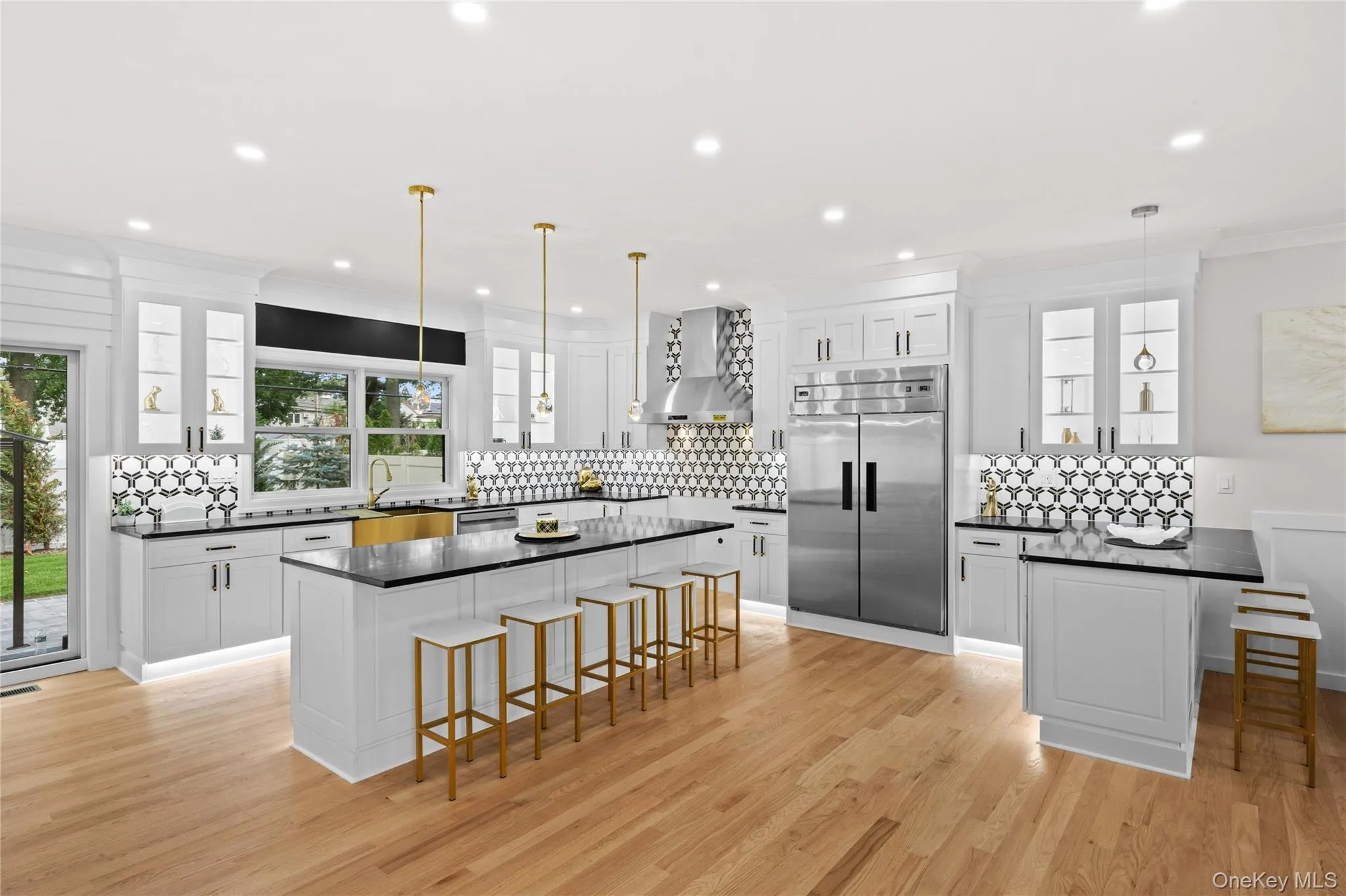 BEAUTIFUL AND ORIGINAL CUSTOM DESIGN EAT IN KITCHEN! SEATING FOR 8! BEAUTIFUL AND ORIGINAL CUSTOM DESIGN EAT IN KITCHEN! SEATING FOR 8!