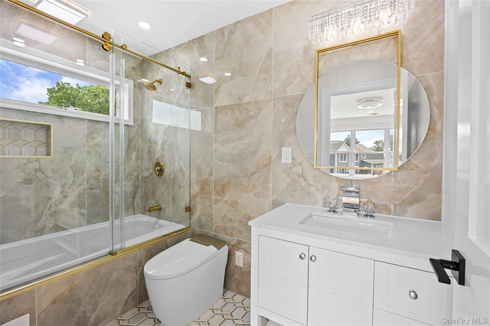 ANOTHER CUSTOM FULL BATH WITH JACUZZI! (1 of 5 Full baths!) ANOTHER CUSTOM FULL BATH WITH JACUZZI! (1 of 5 Full baths!)