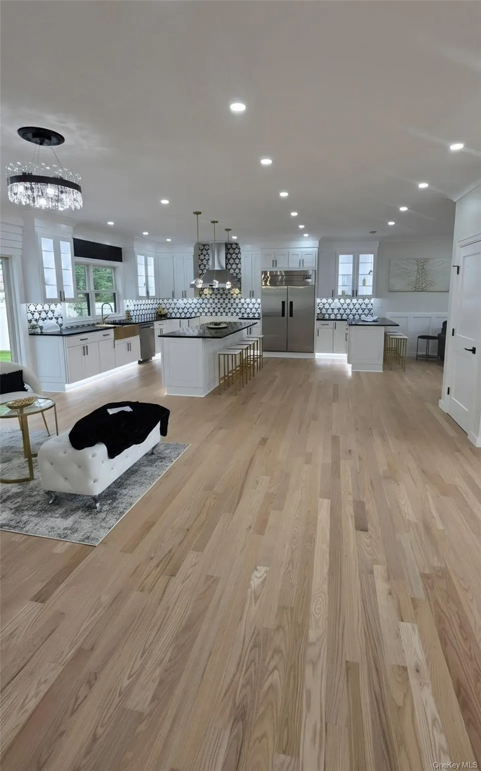 Open concept to huge custom EIK! Open concept to huge custom EIK!
