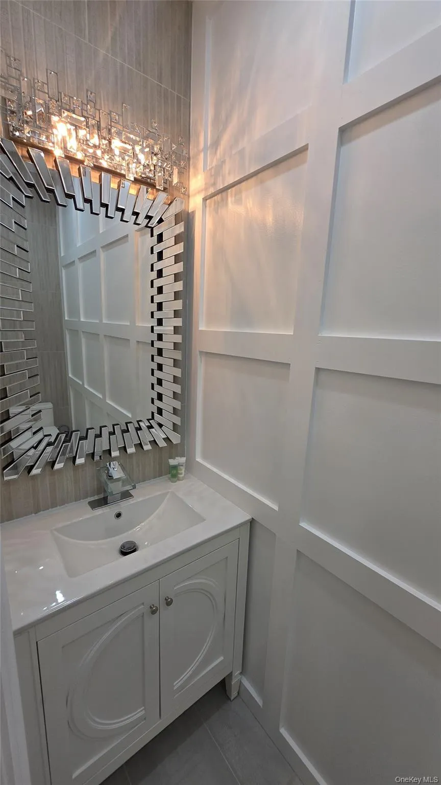 Half Bath on 1st floor is BEAUTIFUL! Half Bath on 1st floor is BEAUTIFUL!