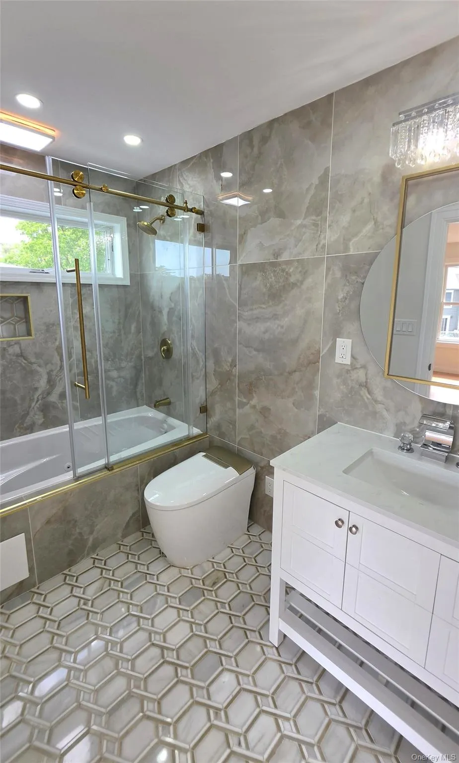 2nd floor bedroom has full bath with Jacuzzi! 2nd floor bedroom has full bath with Jacuzzi!