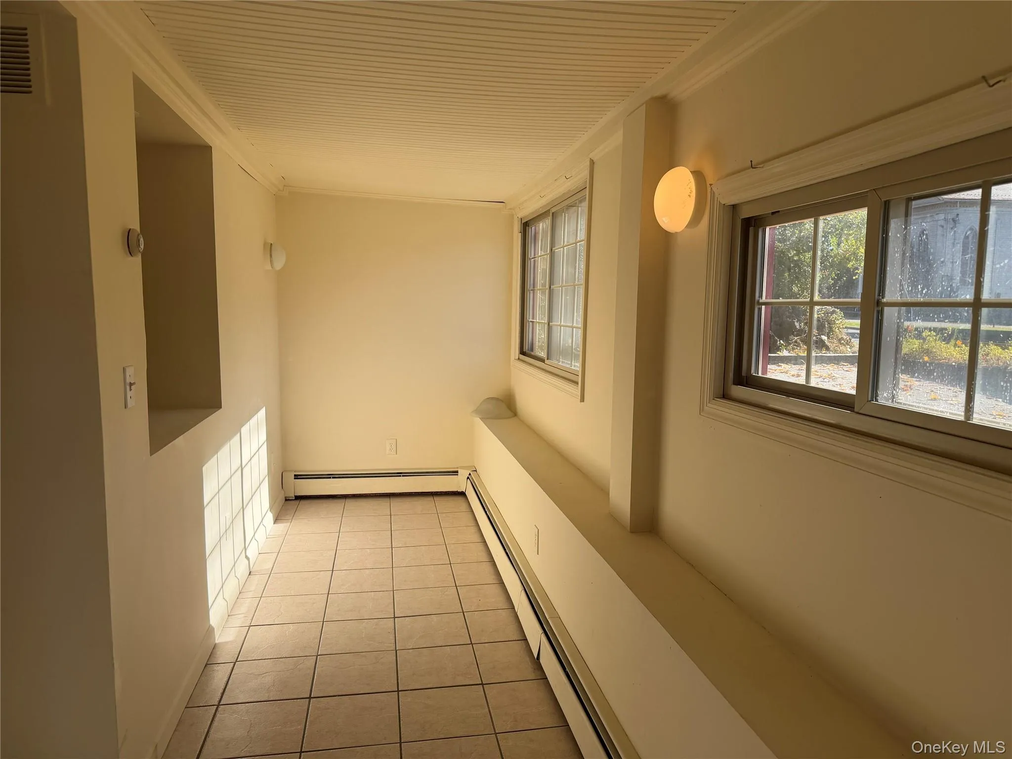 Bright and light sun room, office etc. Bright and light sun room, office etc.