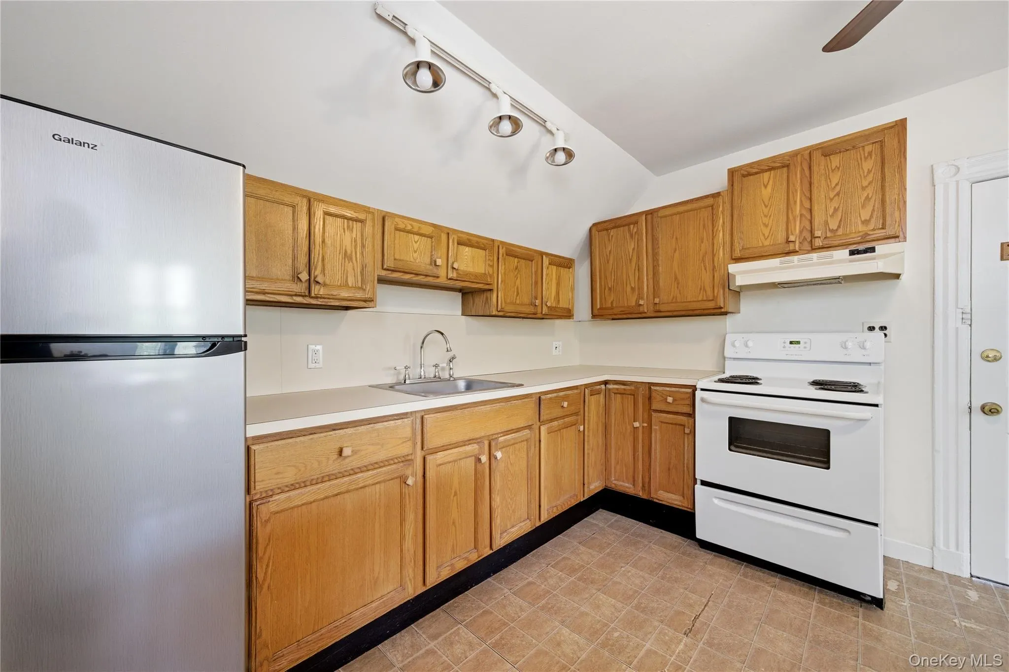 50 Broadway, Babylon, NY, 2 Bedrooms Bedrooms, 4 Rooms Rooms,2 BathroomsBathrooms,Residential Lease,For Rent,Broadway,0,1004493 50 Broadway, Babylon, NY, 2 Bedrooms Bedrooms, 4 Rooms Rooms,2 BathroomsBathrooms,Residential Lease,For Rent,Broadway,0,1004493