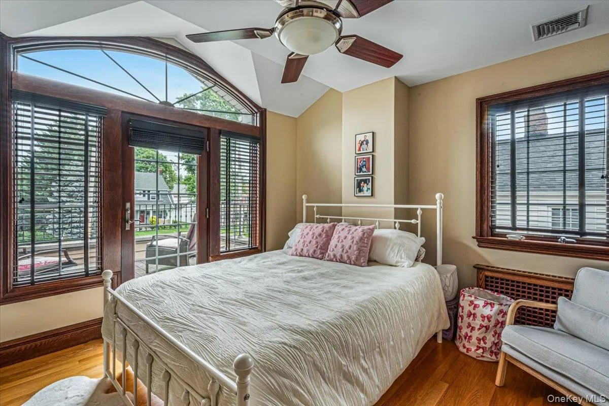 4308 Glenwood Street, New York, NY, 3 Bedrooms Bedrooms, 8 Rooms Rooms,3 BathroomsBathrooms,Residential,For Rent,Glenwood,0,1004530 4308 Glenwood Street, New York, NY, 3 Bedrooms Bedrooms, 8 Rooms Rooms,3 BathroomsBathrooms,Residential,For Rent,Glenwood,0,1004530