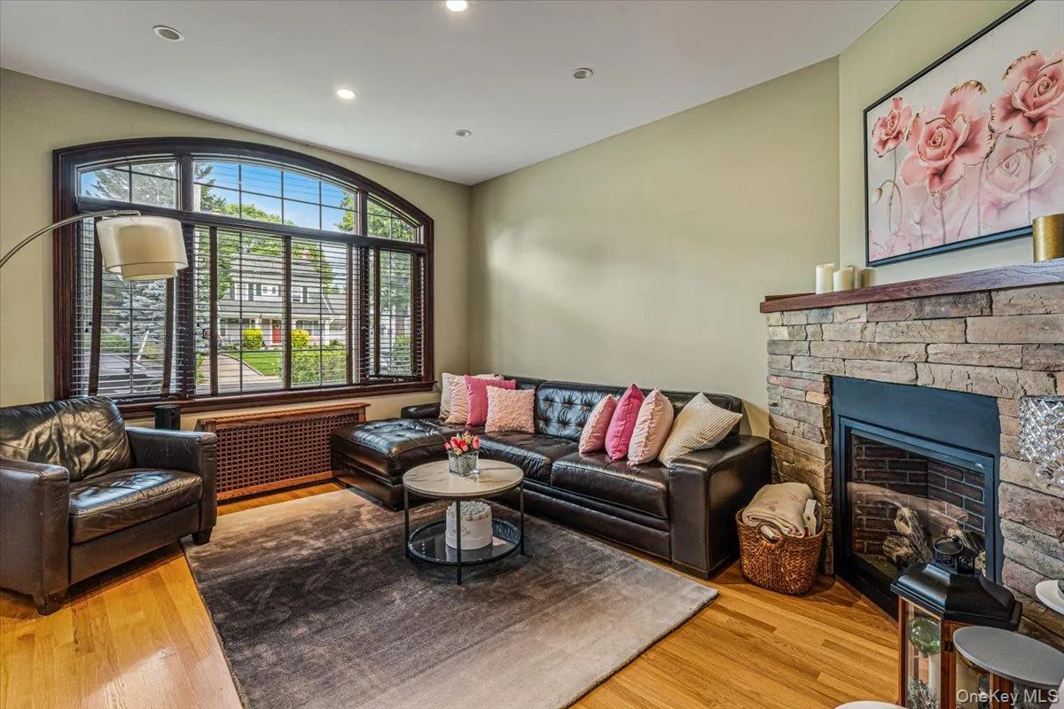 4308 Glenwood Street, New York, NY, 3 Bedrooms Bedrooms, 8 Rooms Rooms,3 BathroomsBathrooms,Residential,For Rent,Glenwood,0,1004530 4308 Glenwood Street, New York, NY, 3 Bedrooms Bedrooms, 8 Rooms Rooms,3 BathroomsBathrooms,Residential,For Rent,Glenwood,0,1004530