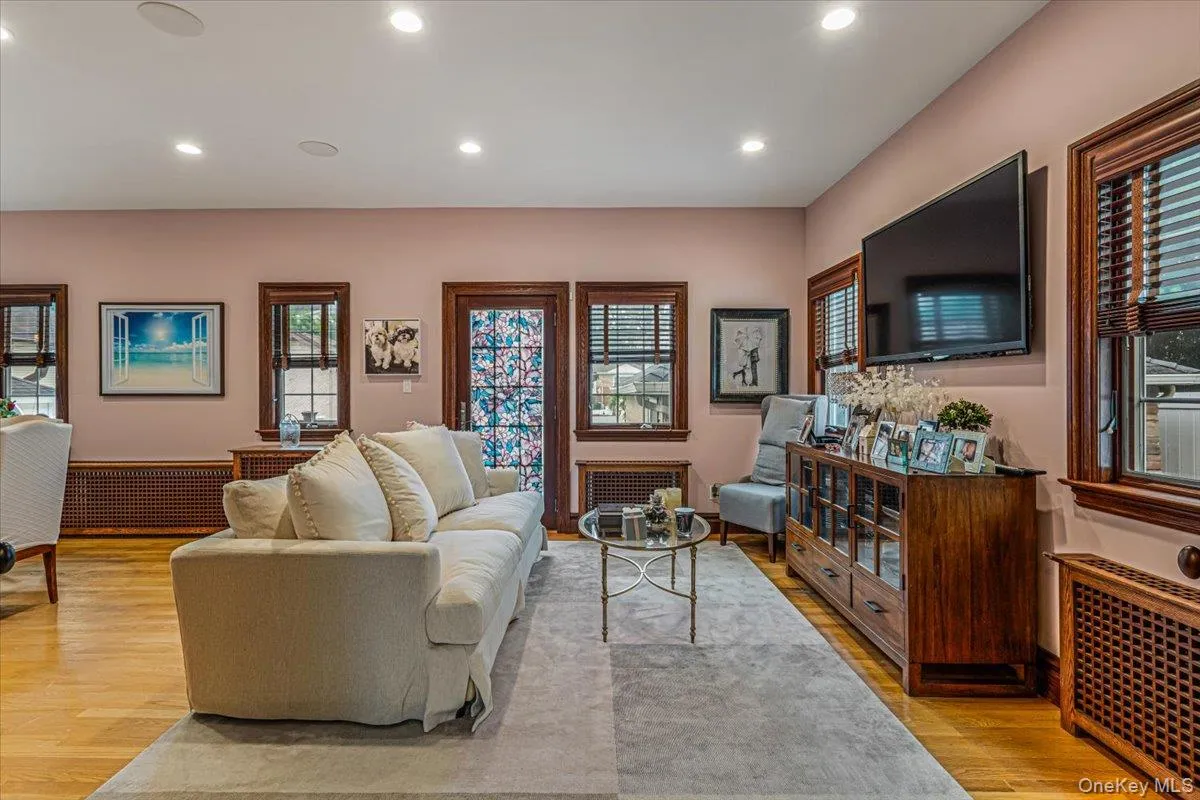 4308 Glenwood Street, New York, NY, 3 Bedrooms Bedrooms, 8 Rooms Rooms,3 BathroomsBathrooms,Residential,For Rent,Glenwood,0,1004530 4308 Glenwood Street, New York, NY, 3 Bedrooms Bedrooms, 8 Rooms Rooms,3 BathroomsBathrooms,Residential,For Rent,Glenwood,0,1004530