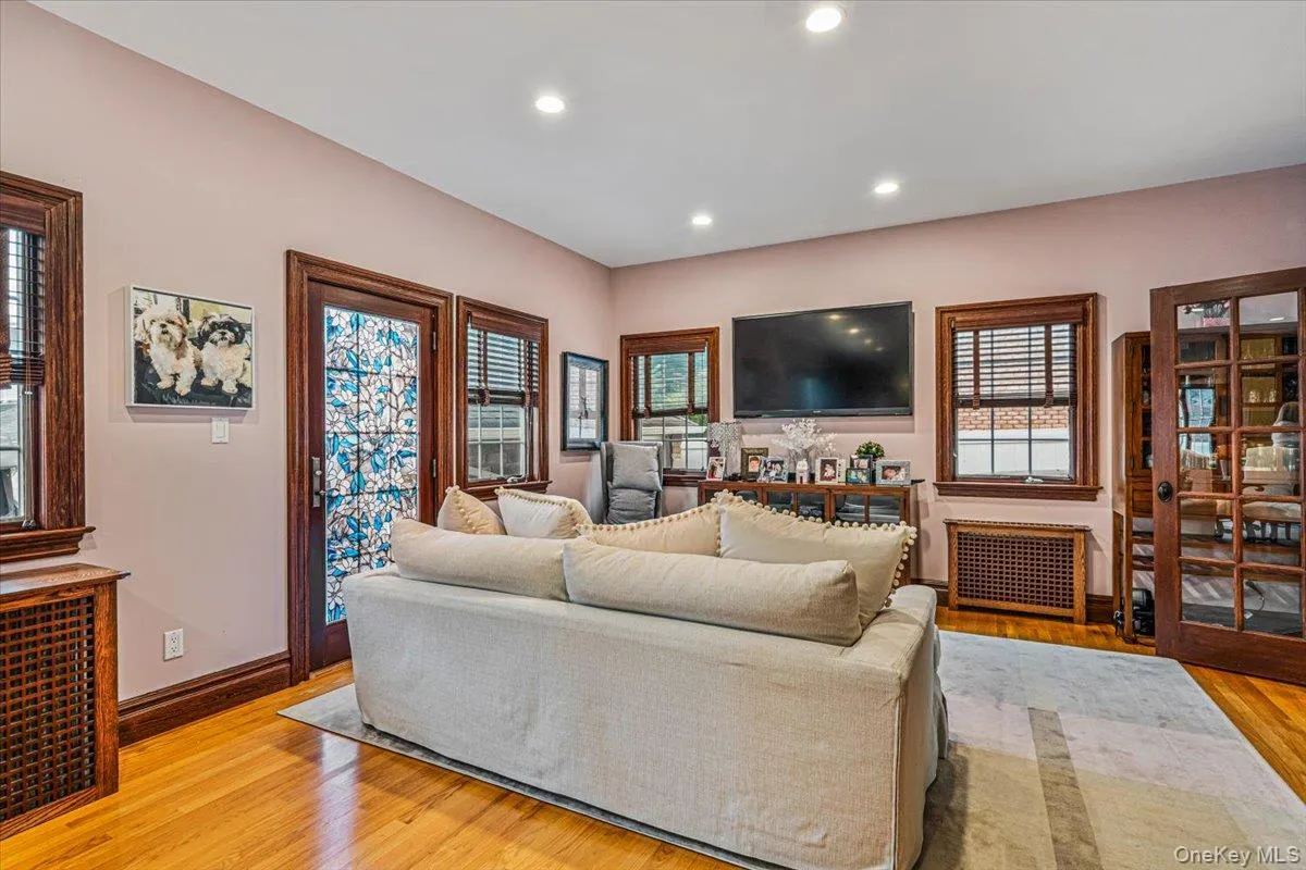 4308 Glenwood Street, New York, NY, 3 Bedrooms Bedrooms, 8 Rooms Rooms,3 BathroomsBathrooms,Residential,For Rent,Glenwood,0,1004530 4308 Glenwood Street, New York, NY, 3 Bedrooms Bedrooms, 8 Rooms Rooms,3 BathroomsBathrooms,Residential,For Rent,Glenwood,0,1004530