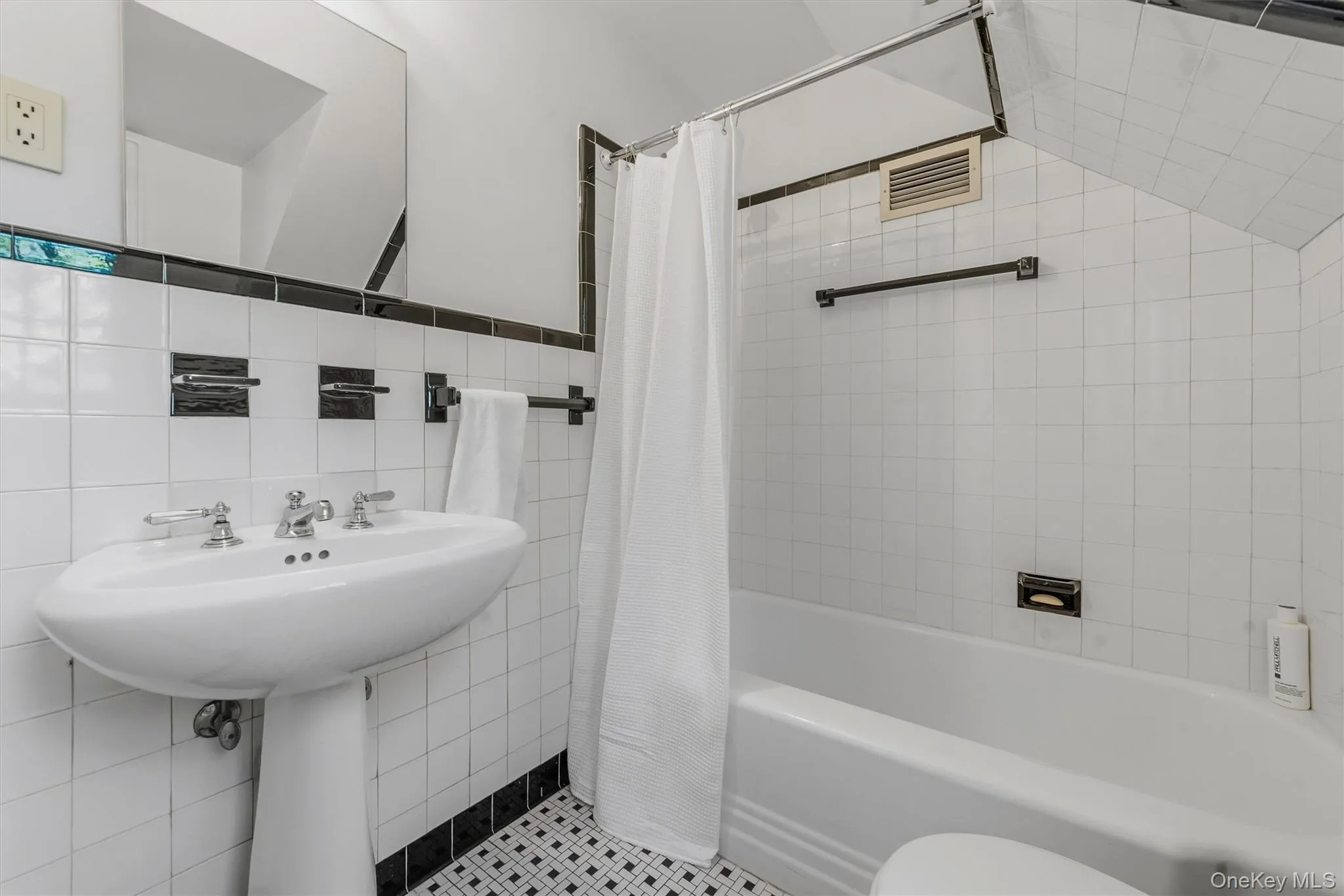 6 Hillair Circle, White Plains, NY, 6 Bedrooms Bedrooms, 12 Rooms Rooms,4 BathroomsBathrooms,Residential,For Rent,Hillair,0,KEY1004533 6 Hillair Circle, White Plains, NY, 6 Bedrooms Bedrooms, 12 Rooms Rooms,4 BathroomsBathrooms,Residential,For Rent,Hillair,0,KEY1004533