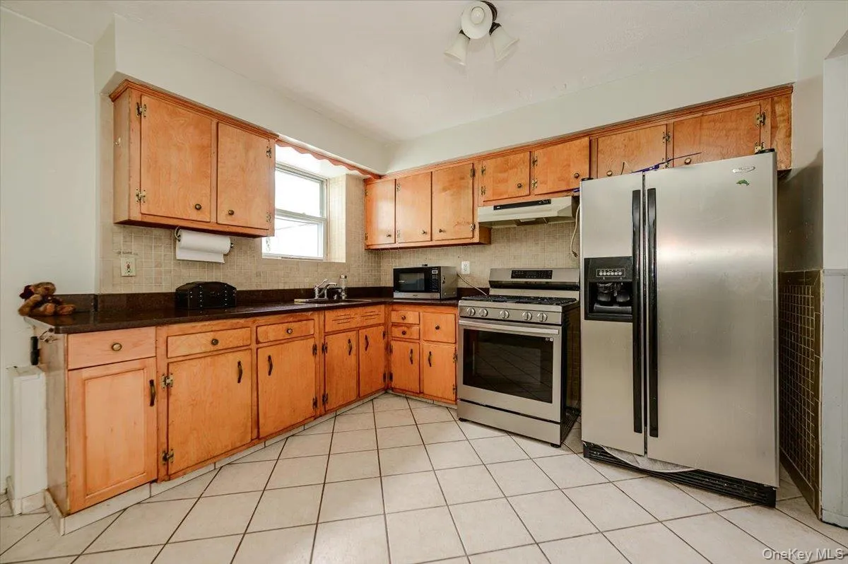 156 Revere Avenue, New York, NY, 3 Bedrooms Bedrooms, 8 Rooms Rooms,2 BathroomsBathrooms,Residential,For Rent,Revere,0,1004540 156 Revere Avenue, New York, NY, 3 Bedrooms Bedrooms, 8 Rooms Rooms,2 BathroomsBathrooms,Residential,For Rent,Revere,0,1004540