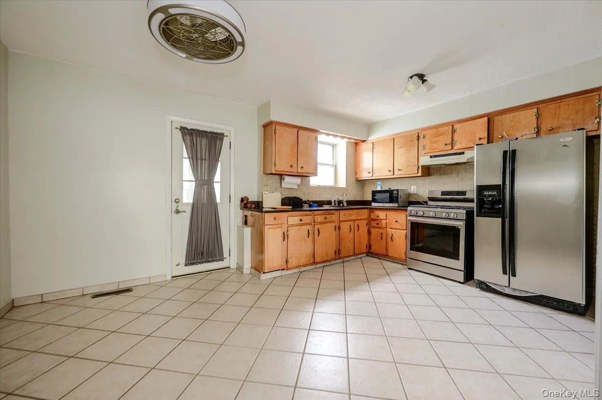 156 Revere Avenue, New York, NY, 3 Bedrooms Bedrooms, 8 Rooms Rooms,2 BathroomsBathrooms,Residential,For Rent,Revere,0,1004540 156 Revere Avenue, New York, NY, 3 Bedrooms Bedrooms, 8 Rooms Rooms,2 BathroomsBathrooms,Residential,For Rent,Revere,0,1004540