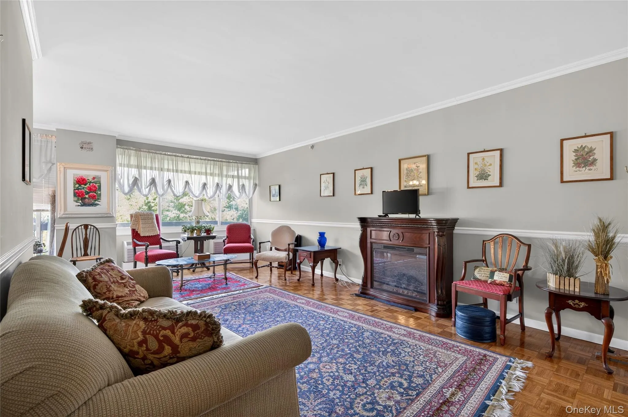 Parquet wood-finish flooring extends throughout this expansive room Parquet wood-finish flooring extends throughout this expansive room