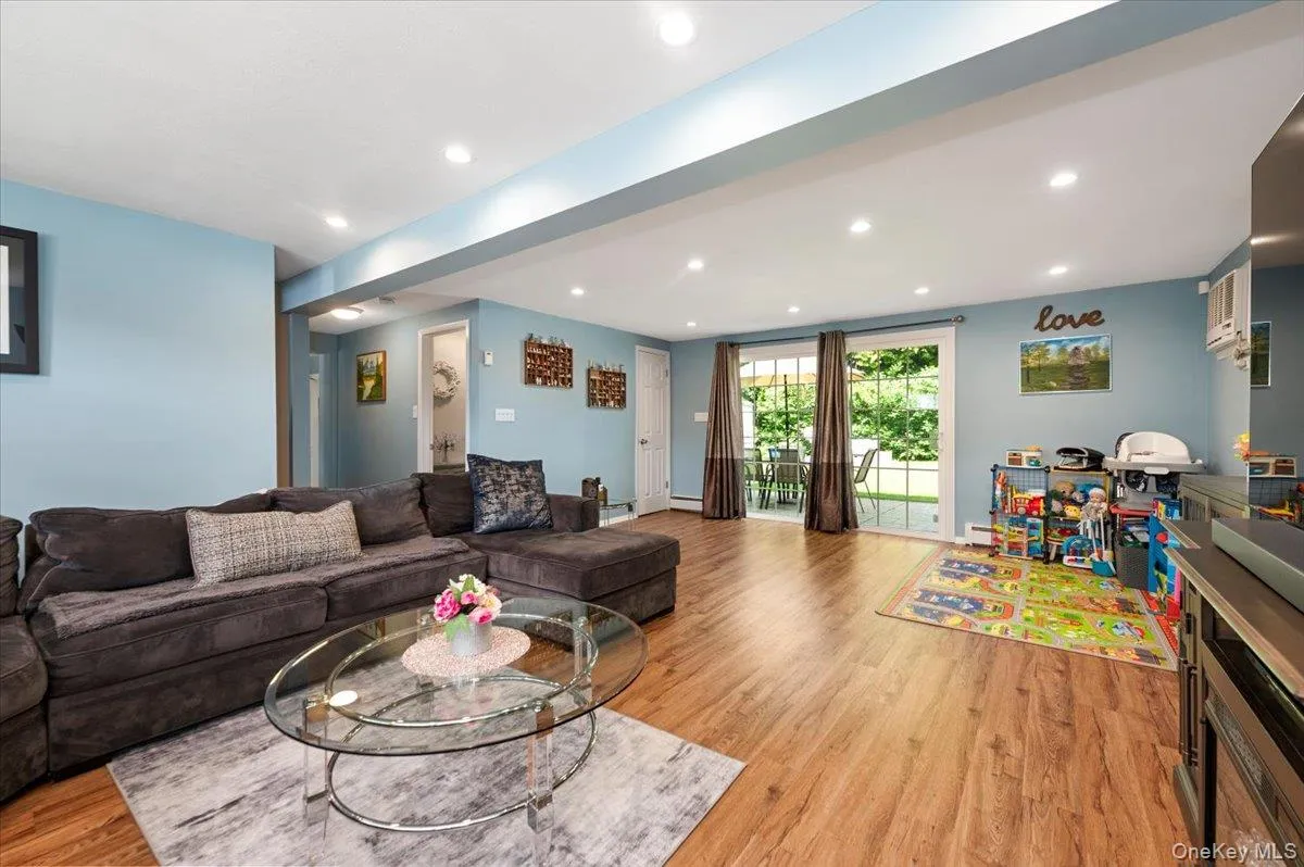 12 Northern Parkway, Oyster Bay, NY, 3 Bedrooms Bedrooms, 8 Rooms Rooms,2 BathroomsBathrooms,Residential,For Rent,Northern,0,1004585 12 Northern Parkway, Oyster Bay, NY, 3 Bedrooms Bedrooms, 8 Rooms Rooms,2 BathroomsBathrooms,Residential,For Rent,Northern,0,1004585