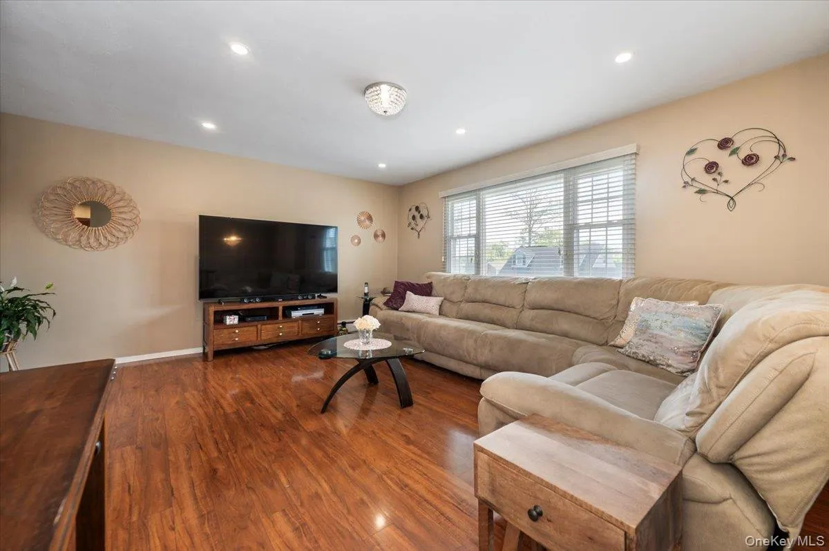 12 Northern Parkway, Oyster Bay, NY, 3 Bedrooms Bedrooms, 8 Rooms Rooms,2 BathroomsBathrooms,Residential,For Rent,Northern,0,1004585 12 Northern Parkway, Oyster Bay, NY, 3 Bedrooms Bedrooms, 8 Rooms Rooms,2 BathroomsBathrooms,Residential,For Rent,Northern,0,1004585