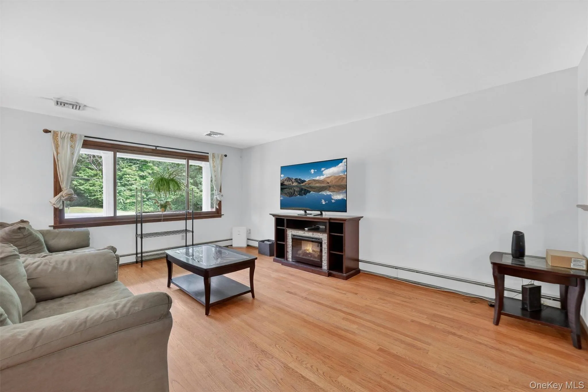 Hardwood Floor. Hardwood Floor.