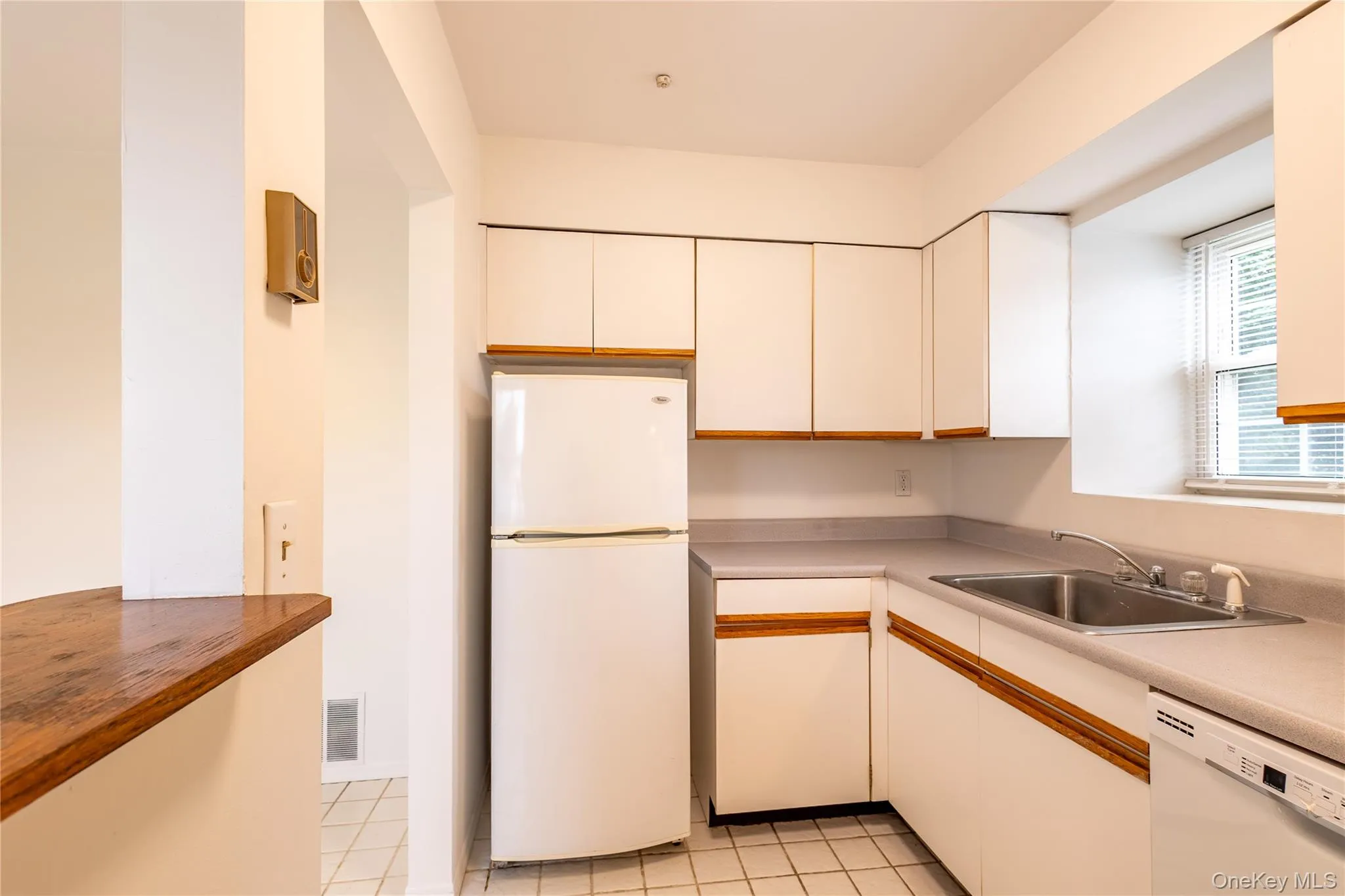 Full kitchen with dishwasher and window - end unit! Full kitchen with dishwasher and window - end unit!