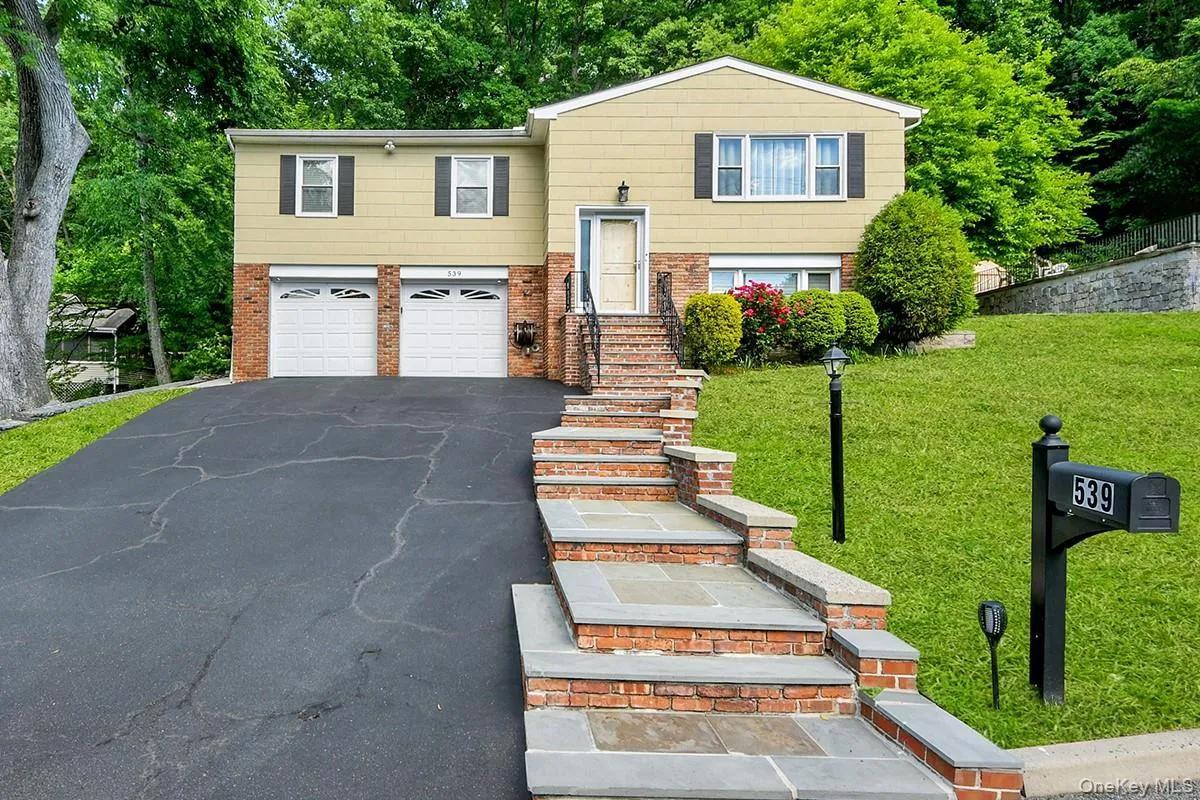 539 Almena Avenue, Greenburgh, NY, 3 Bedrooms Bedrooms, 9 Rooms Rooms,3 BathroomsBathrooms,Residential,For Rent,Almena,0,1004642 539 Almena Avenue, Greenburgh, NY, 3 Bedrooms Bedrooms, 9 Rooms Rooms,3 BathroomsBathrooms,Residential,For Rent,Almena,0,1004642