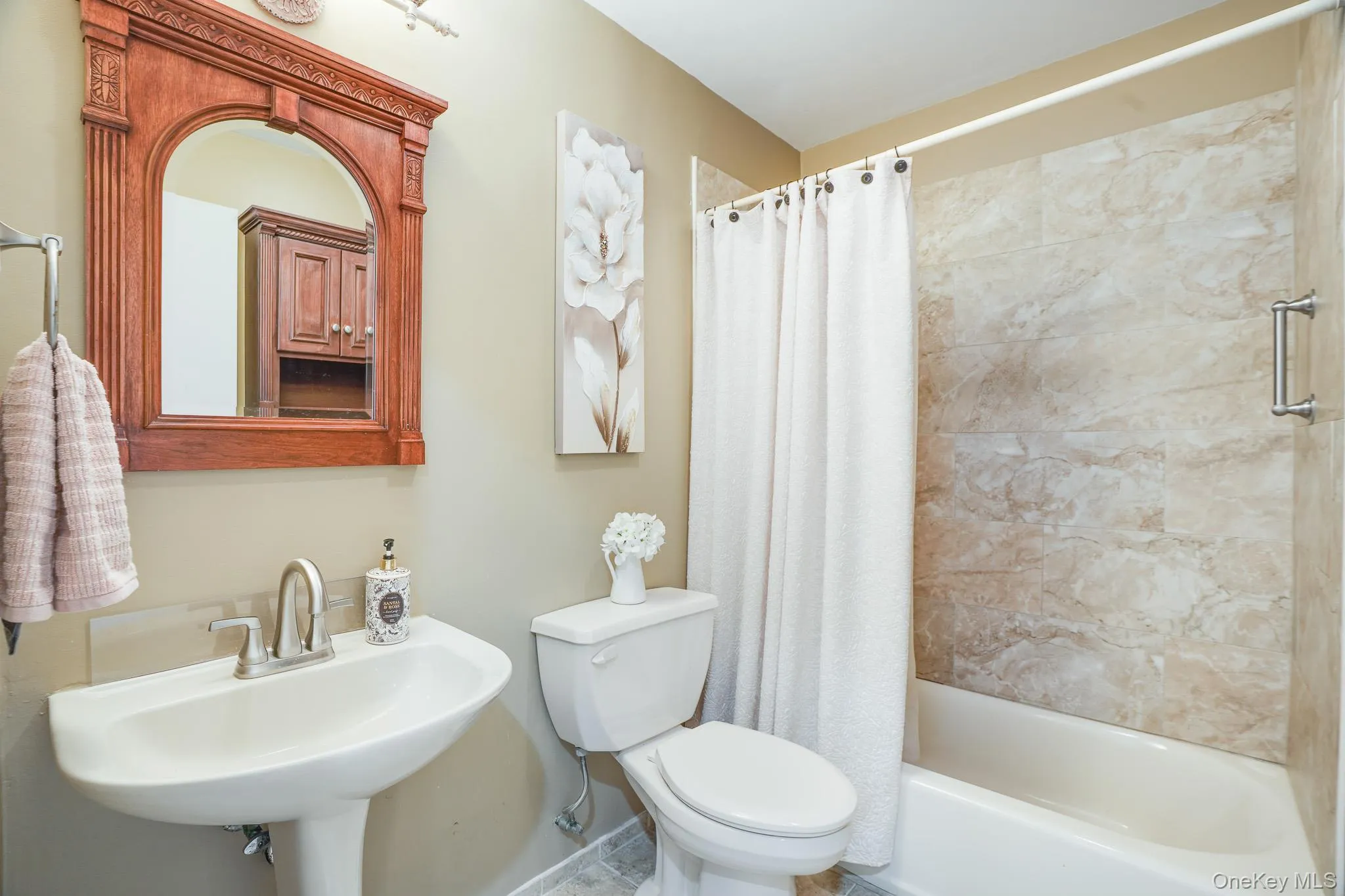 Full bathroom. Full bathroom.