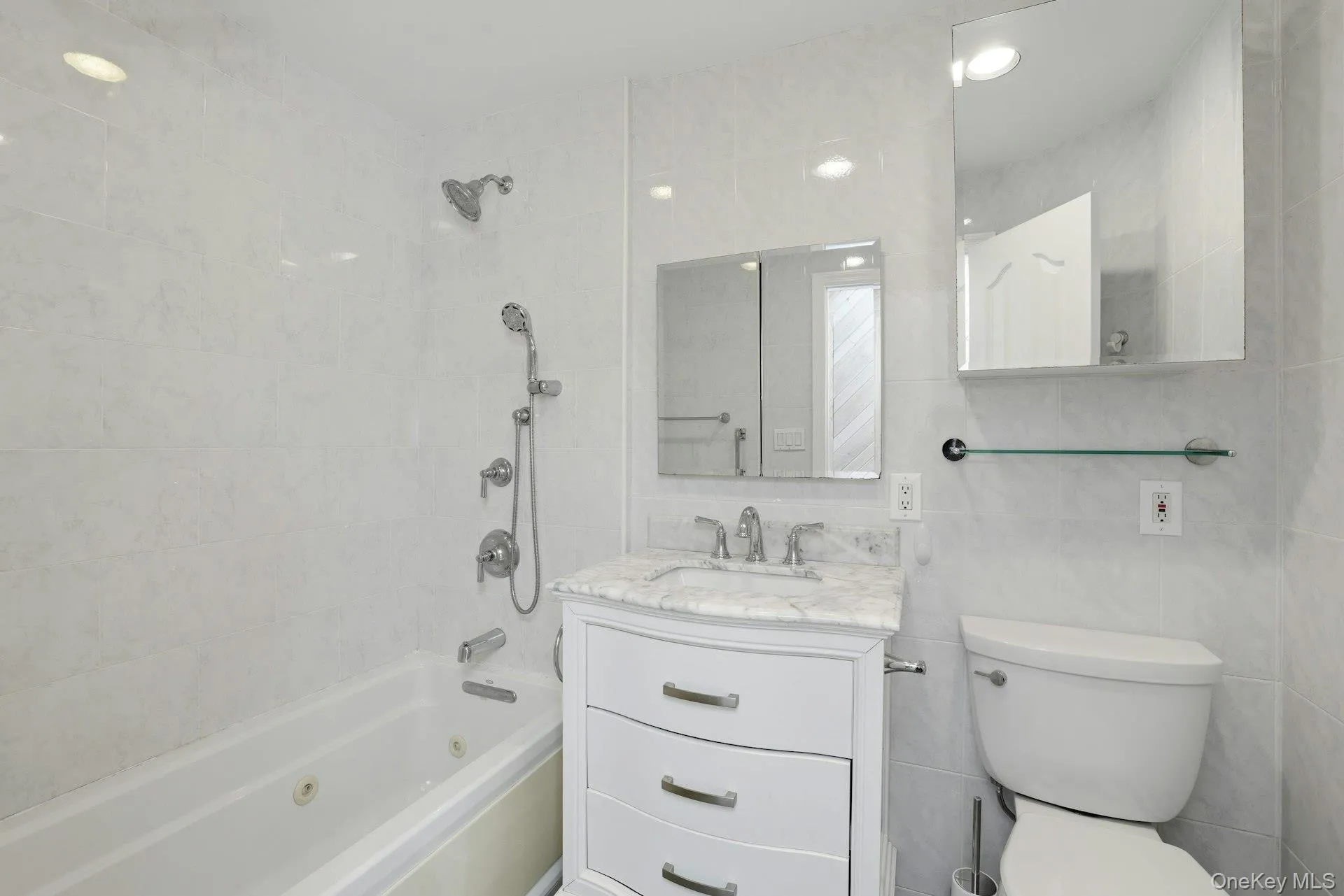 35 3rd Avenue, Oyster Bay, NY, 5 Bedrooms Bedrooms, 8 Rooms Rooms,3 BathroomsBathrooms,Residential,For Rent,3rd,0,KEY1004668 35 3rd Avenue, Oyster Bay, NY, 5 Bedrooms Bedrooms, 8 Rooms Rooms,3 BathroomsBathrooms,Residential,For Rent,3rd,0,KEY1004668