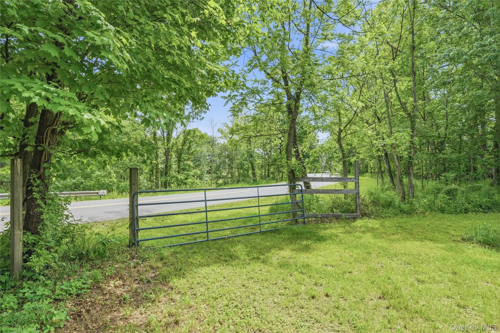 Paddock with road access for hacking. Paddock with road access for hacking.