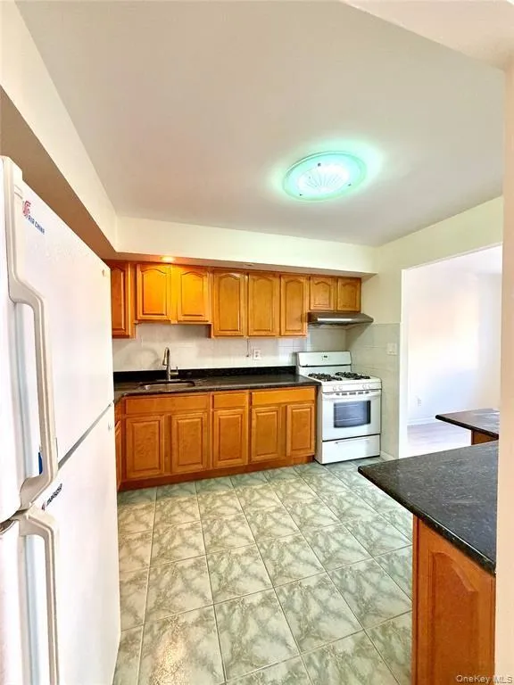 71-34 163rd Street, New York, NY, 3 Bedrooms Bedrooms, 5 Rooms Rooms,2 BathroomsBathrooms,Residential,For Rent,163rd,0,1004708 71-34 163rd Street, New York, NY, 3 Bedrooms Bedrooms, 5 Rooms Rooms,2 BathroomsBathrooms,Residential,For Rent,163rd,0,1004708