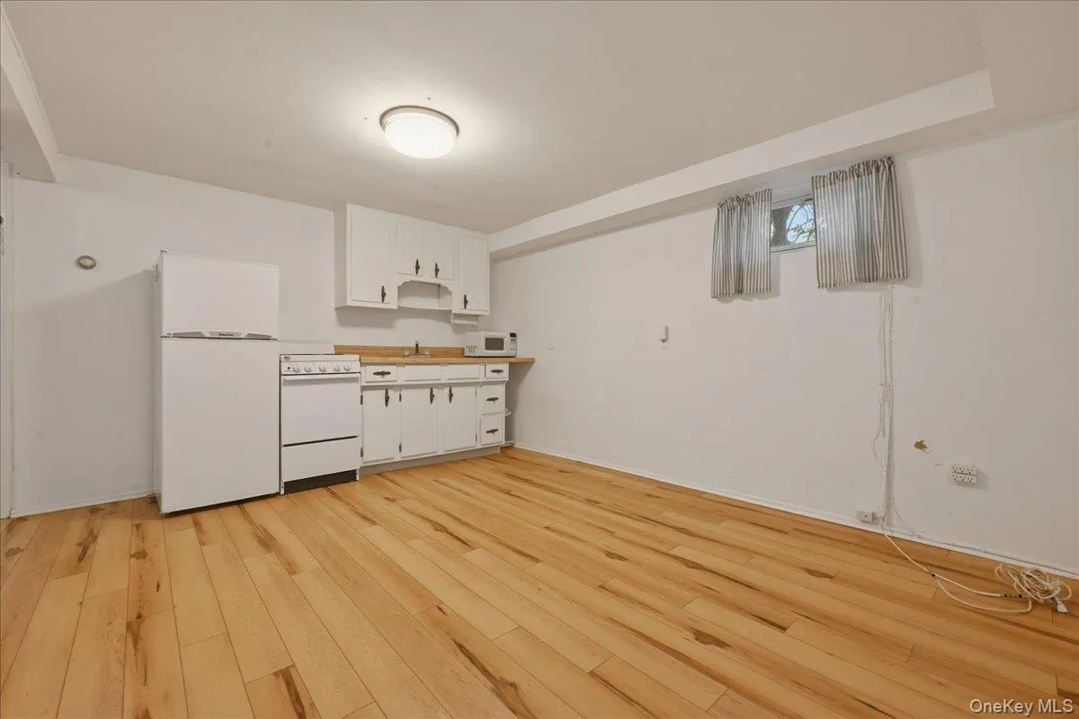 17 Avon Road, Oyster Bay, NY, 3 Bedrooms Bedrooms, 8 Rooms Rooms,3 BathroomsBathrooms,Residential,For Rent,Avon,0,1004743 17 Avon Road, Oyster Bay, NY, 3 Bedrooms Bedrooms, 8 Rooms Rooms,3 BathroomsBathrooms,Residential,For Rent,Avon,0,1004743