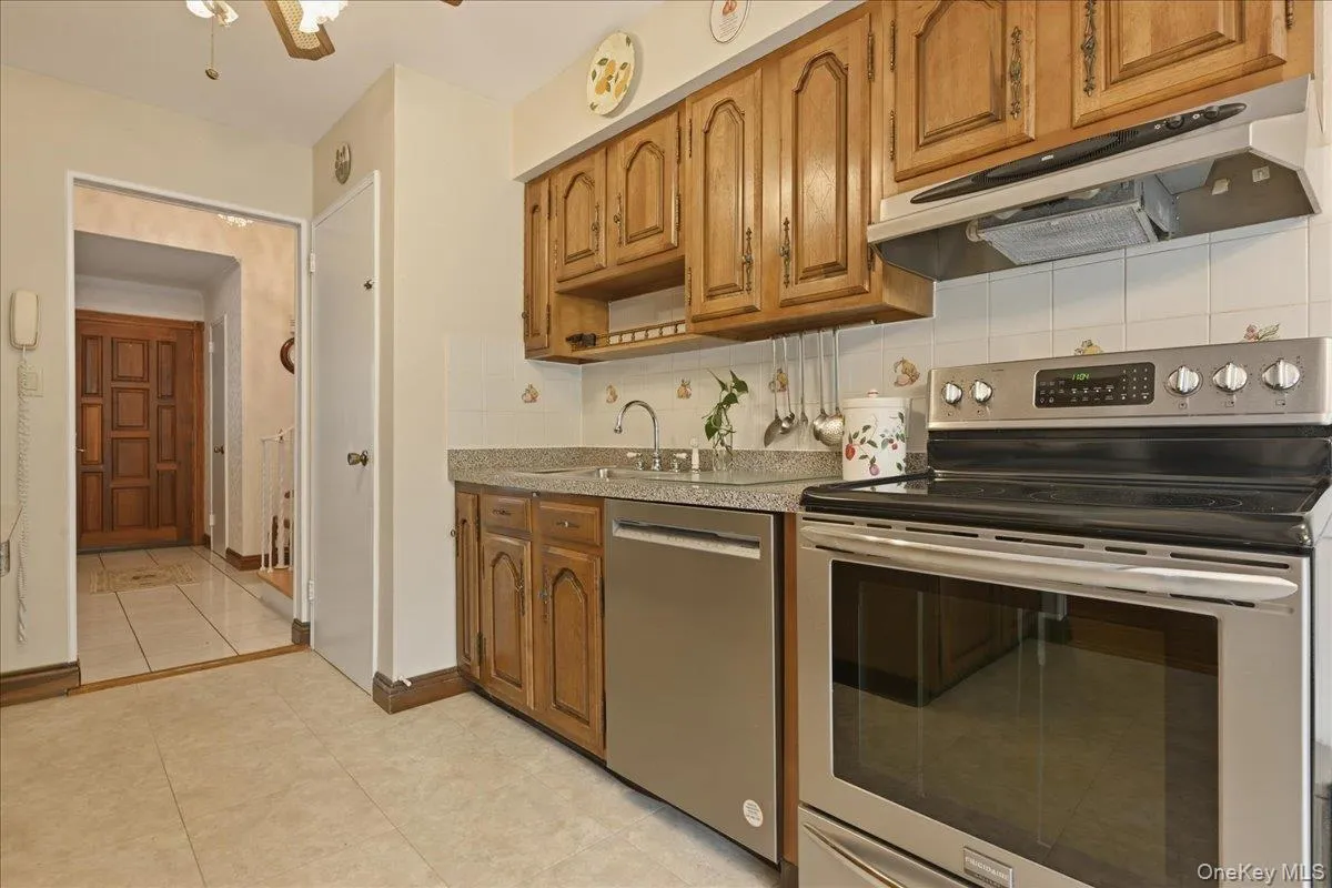 17 Avon Road, Oyster Bay, NY, 3 Bedrooms Bedrooms, 8 Rooms Rooms,3 BathroomsBathrooms,Residential,For Rent,Avon,0,1004743 17 Avon Road, Oyster Bay, NY, 3 Bedrooms Bedrooms, 8 Rooms Rooms,3 BathroomsBathrooms,Residential,For Rent,Avon,0,1004743