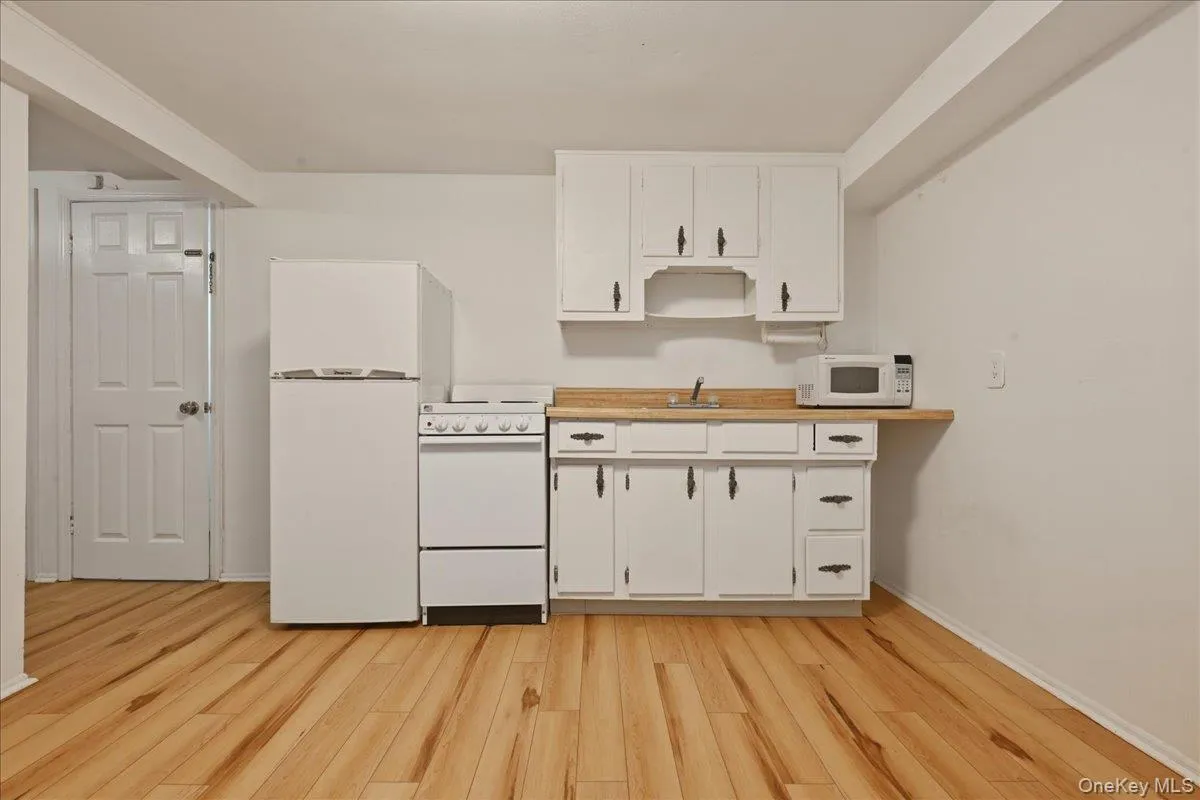17 Avon Road, Oyster Bay, NY, 3 Bedrooms Bedrooms, 8 Rooms Rooms,3 BathroomsBathrooms,Residential,For Rent,Avon,0,1004743 17 Avon Road, Oyster Bay, NY, 3 Bedrooms Bedrooms, 8 Rooms Rooms,3 BathroomsBathrooms,Residential,For Rent,Avon,0,1004743